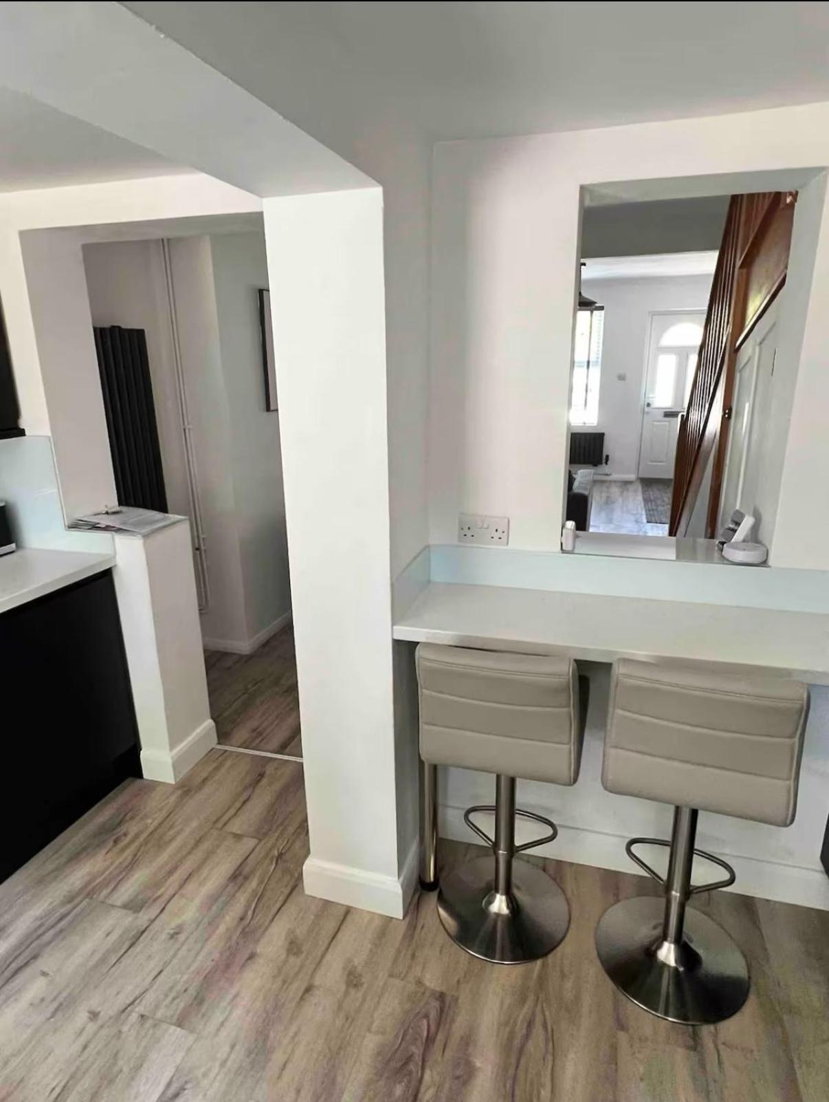 Modern 2 Bed House in Rainham, Kent - Central Location