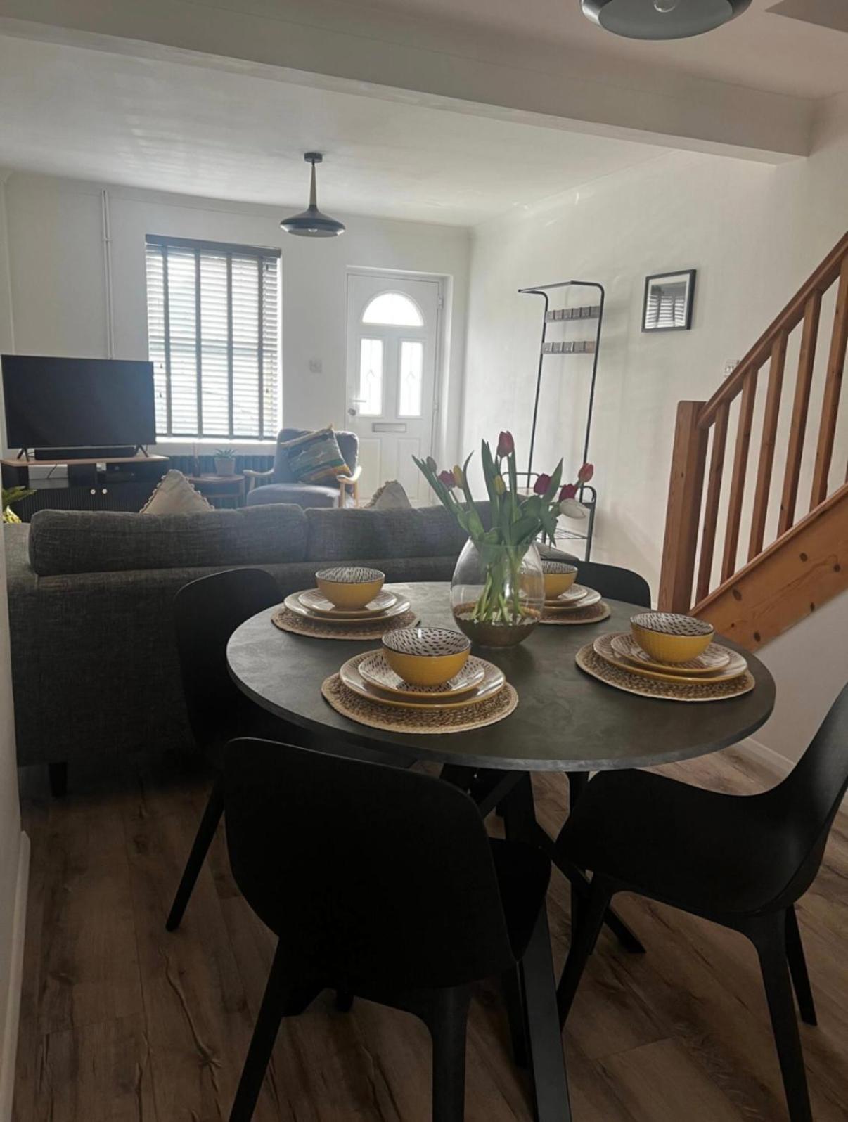 Modern 2 Bed House in Rainham, Kent - Central Location