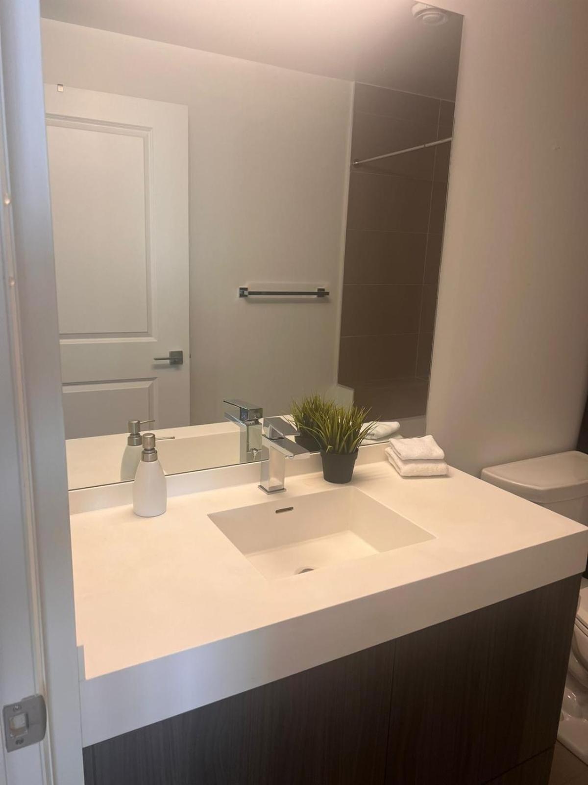 Cozy 2 Bedroom by Eaton Centre Mall