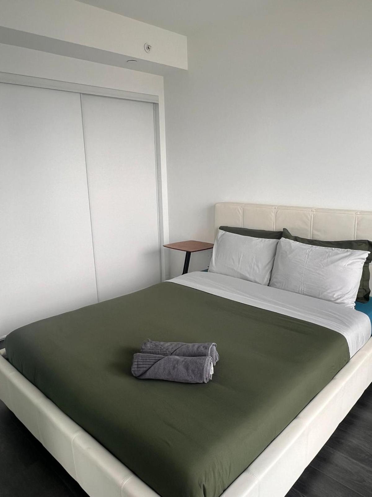 Cozy 2 Bedroom by Eaton Centre Mall