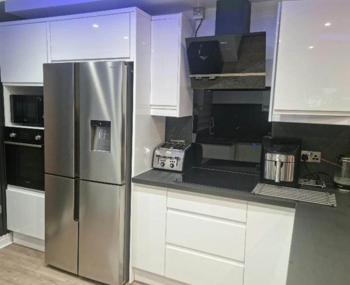 Uniq 3 Bedroom House in central Watford ,15min to London Euston , close to Harry Potter