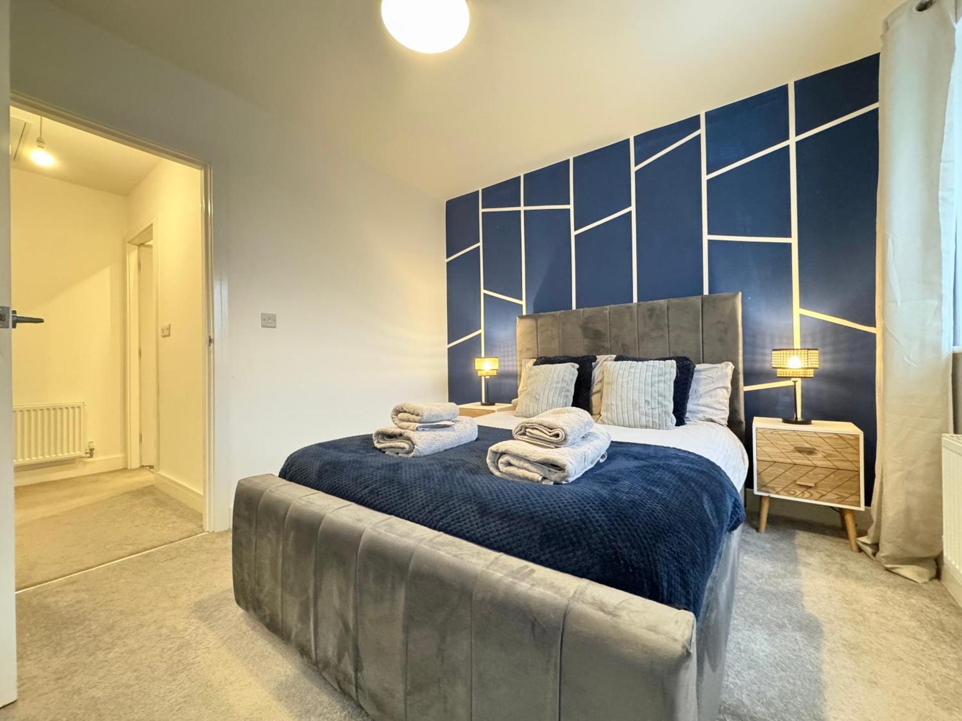 Modern 2 Bedroom Home In Central Location with 3 Beds and Free Driveway Parking