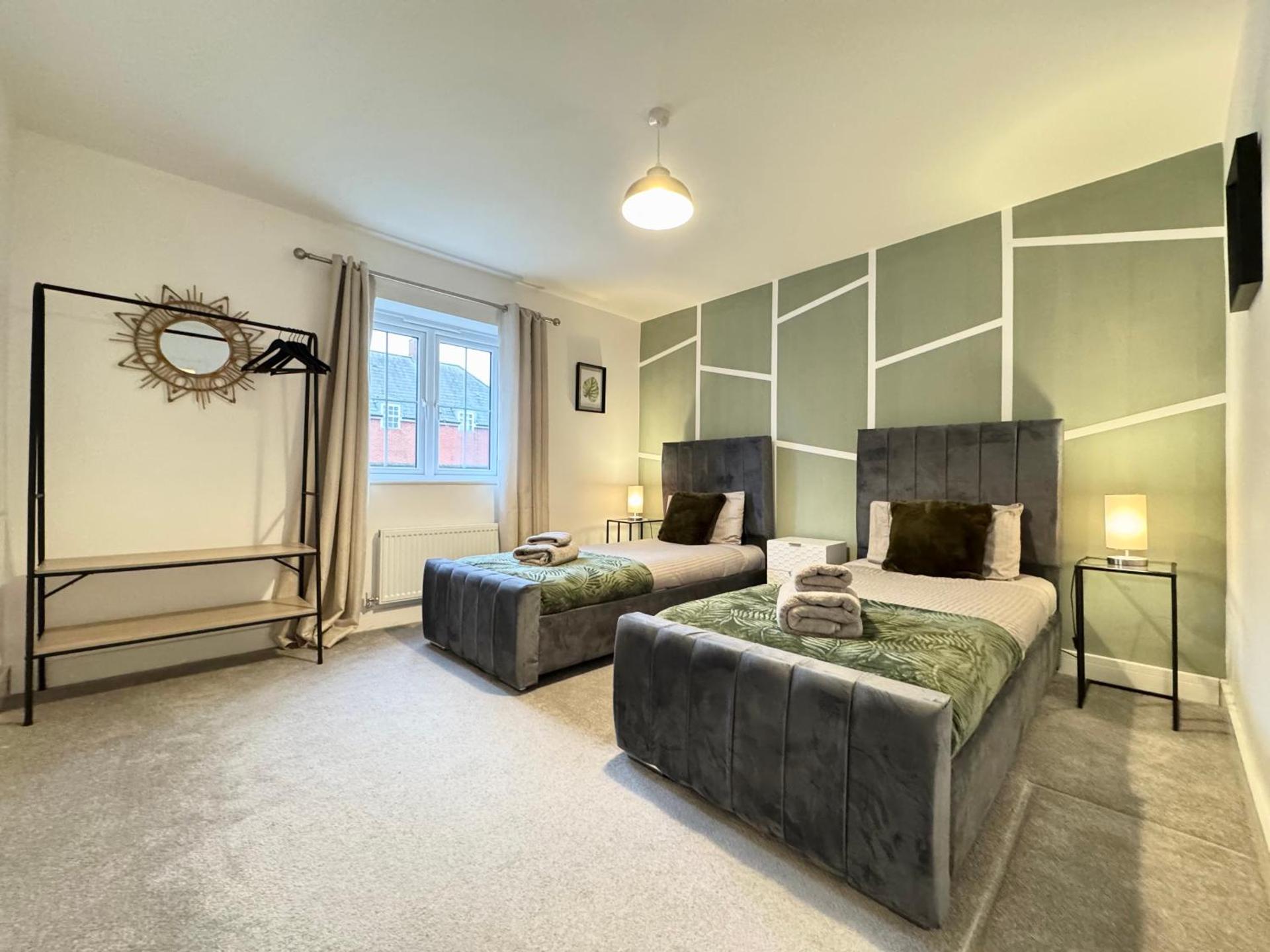 Modern 2 Bedroom Home In Central Location with 3 Beds and Free Driveway Parking