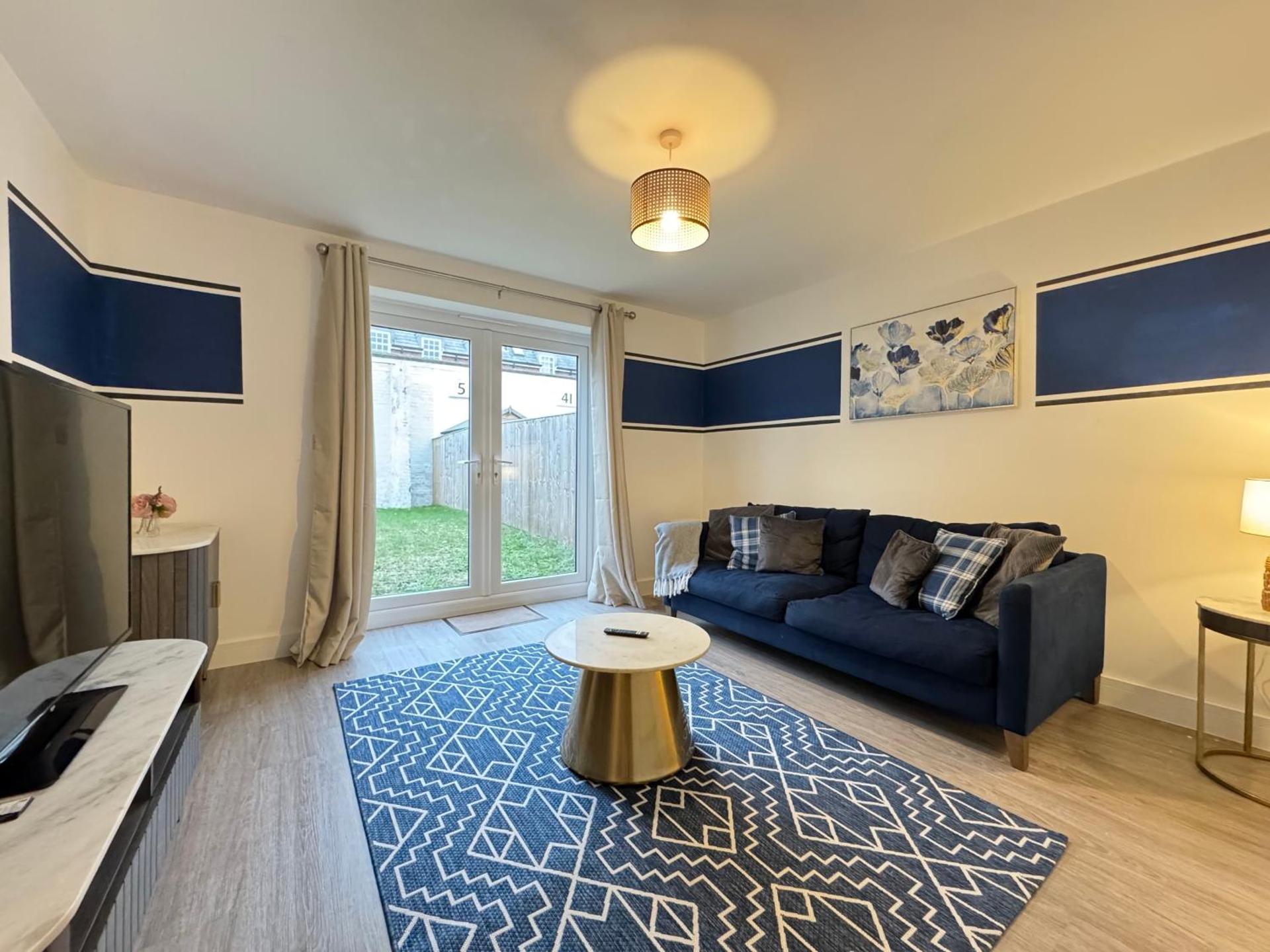 Modern 2 Bedroom Home In Central Location with 3 Beds and Free Driveway Parking