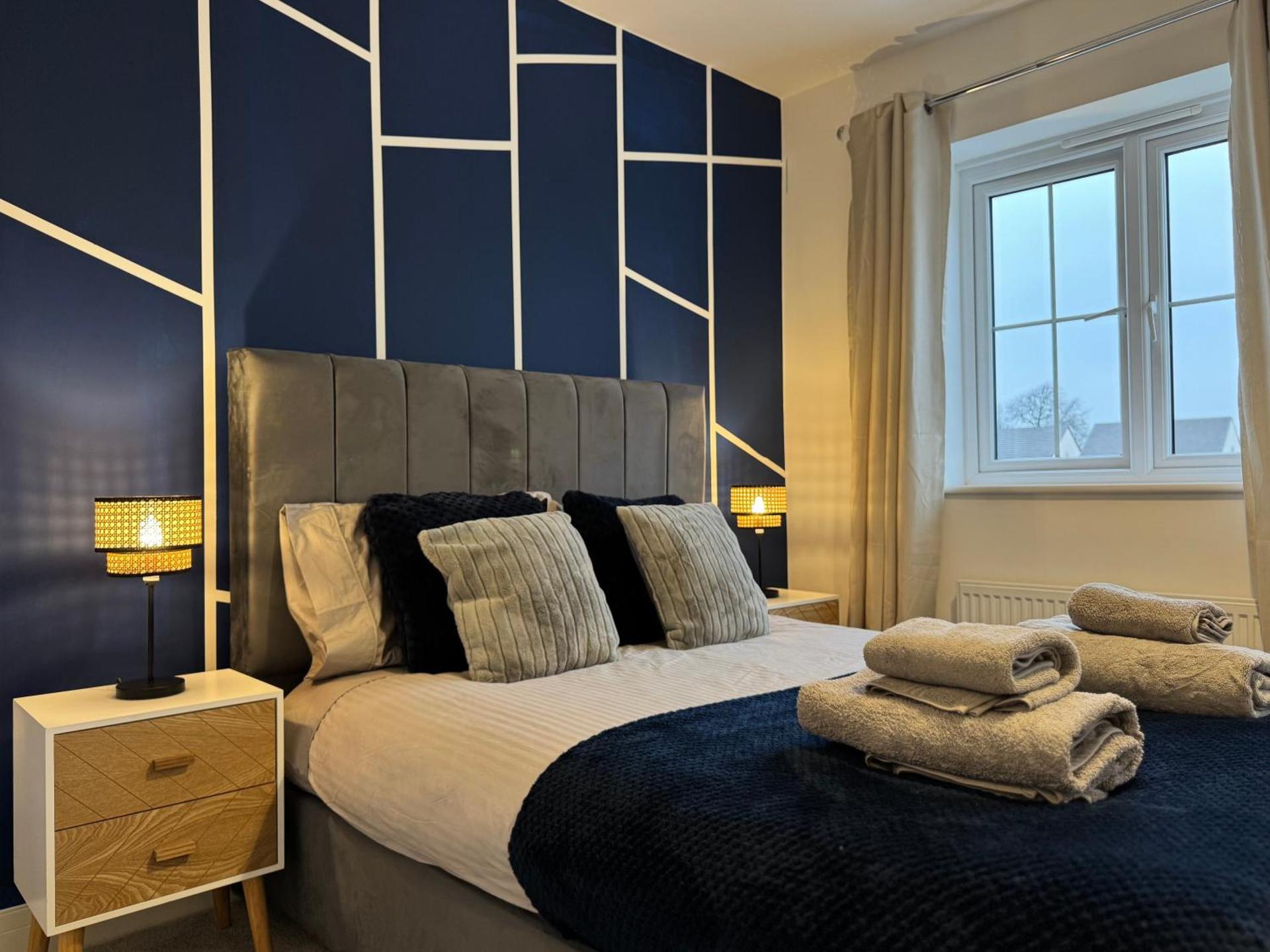 Modern 2 Bedroom Home In Central Location with 3 Beds and Free Driveway Parking