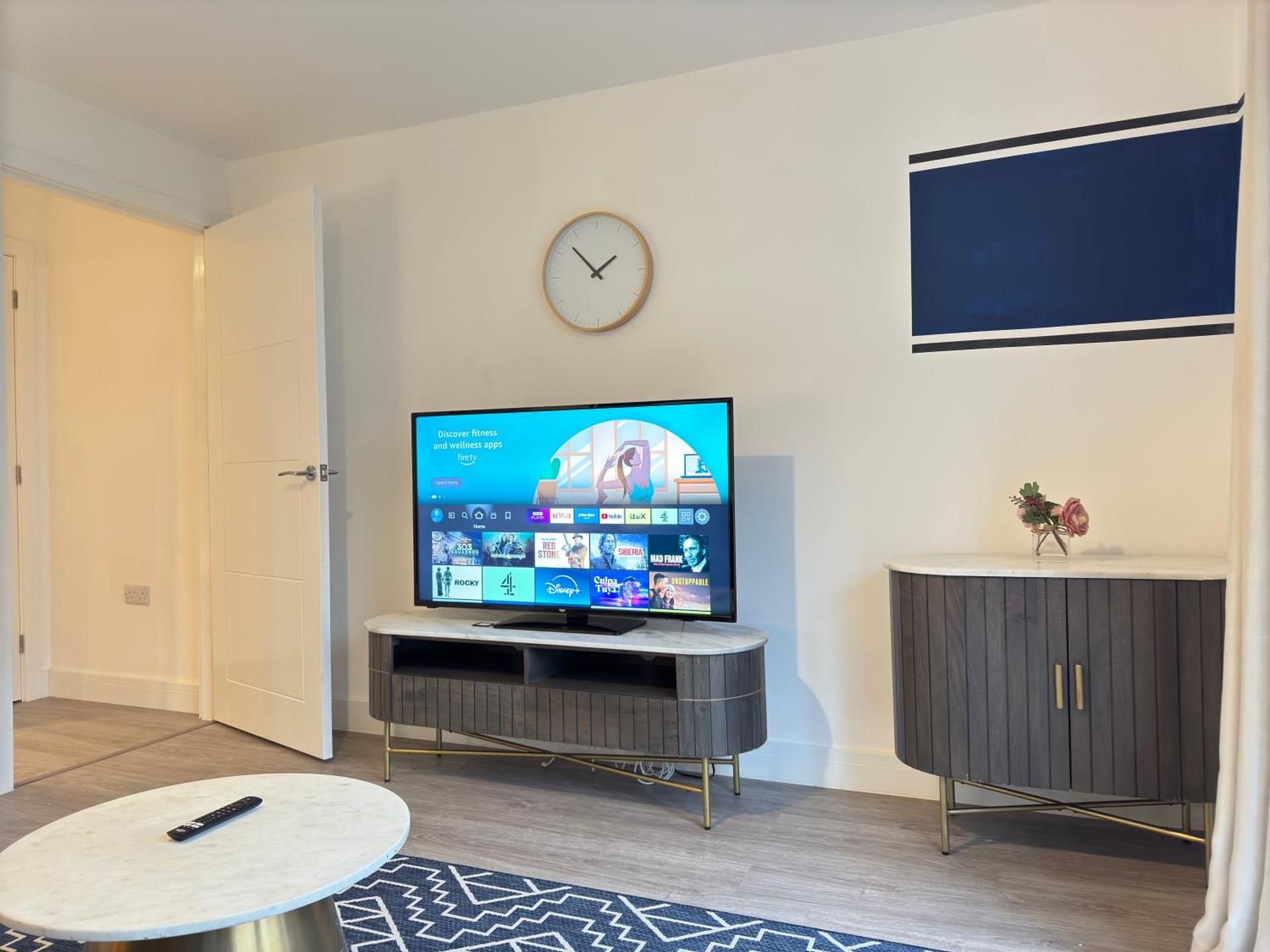 Modern 2 Bedroom Home In Central Location with 3 Beds and Free Driveway Parking