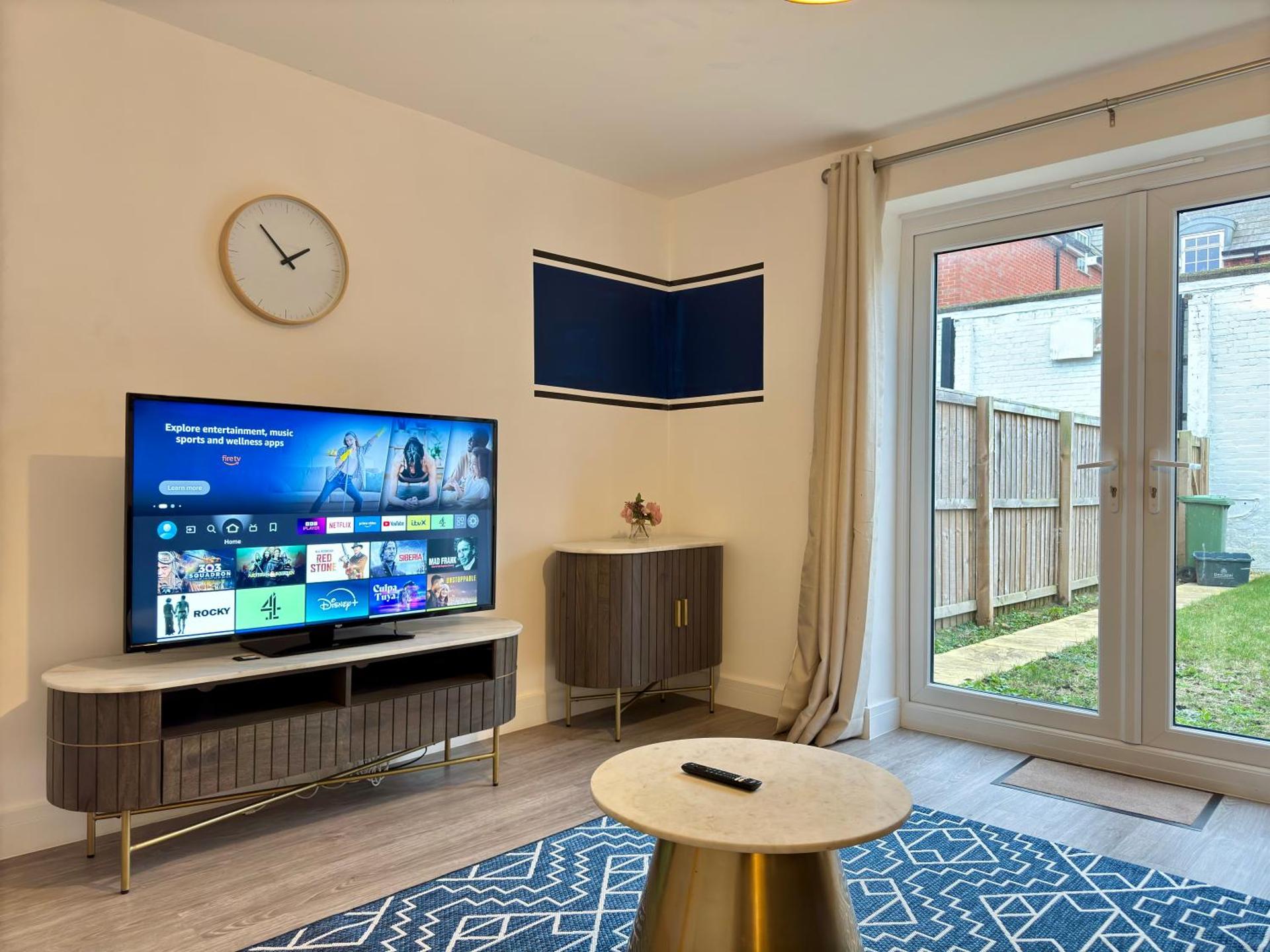 Modern 2 Bedroom Home In Central Location with 3 Beds and Free Driveway Parking