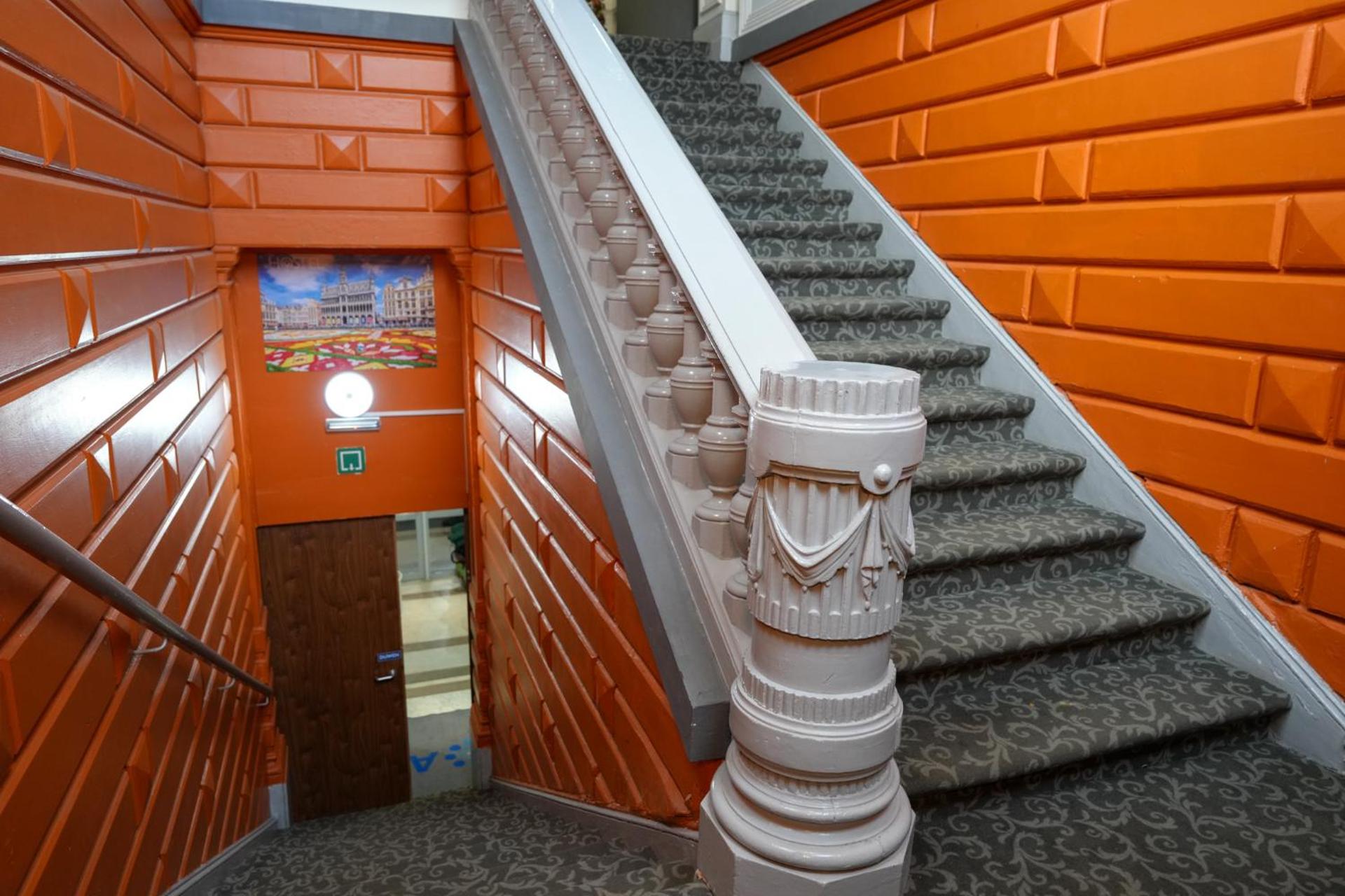 YOUR HOSTEL midi station