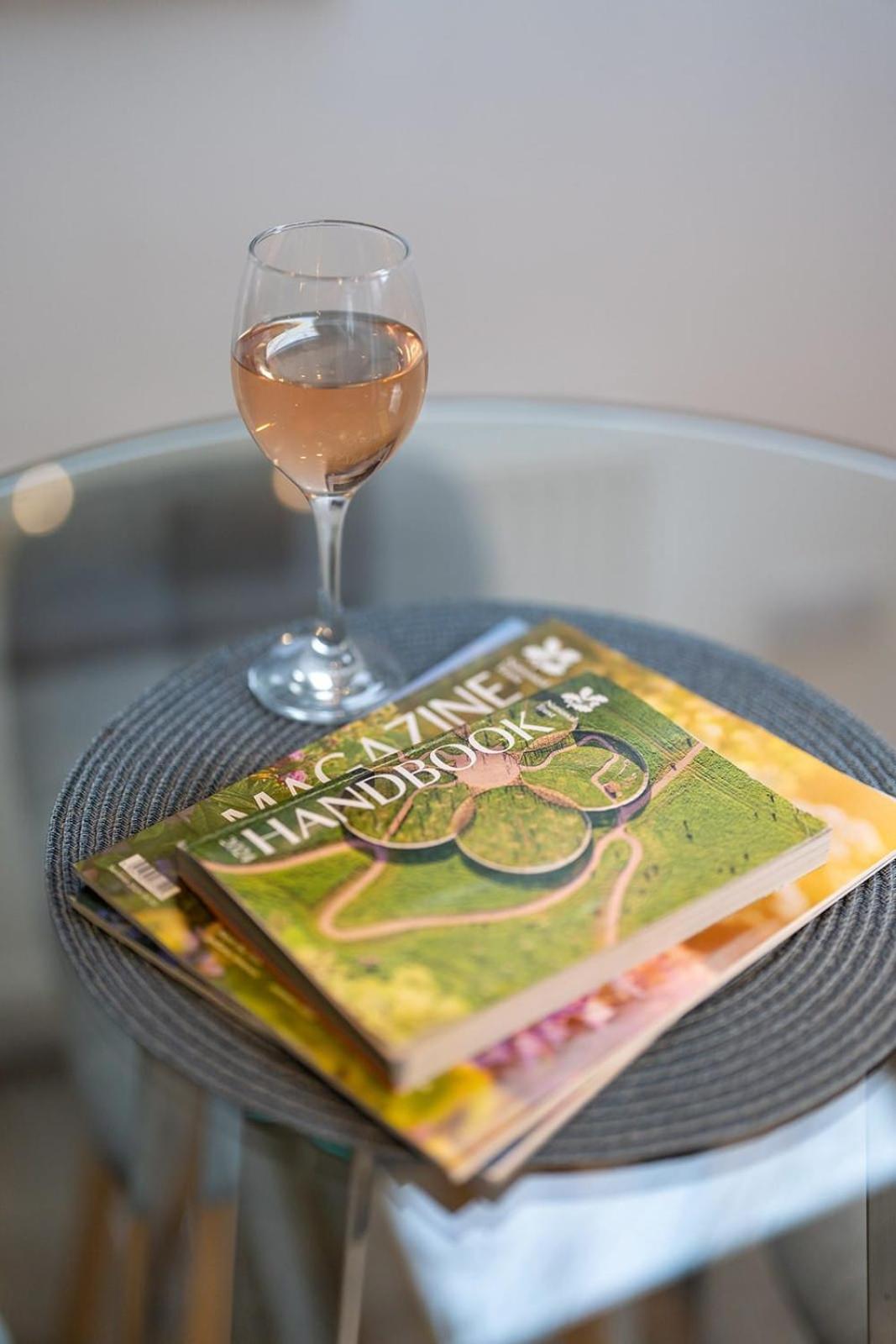 Spacious & relaxing cottage stay with free parking