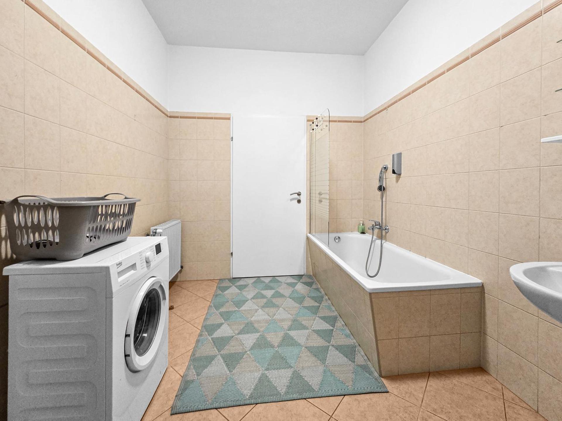 Three-Bedroom Delight, King-Size Beds