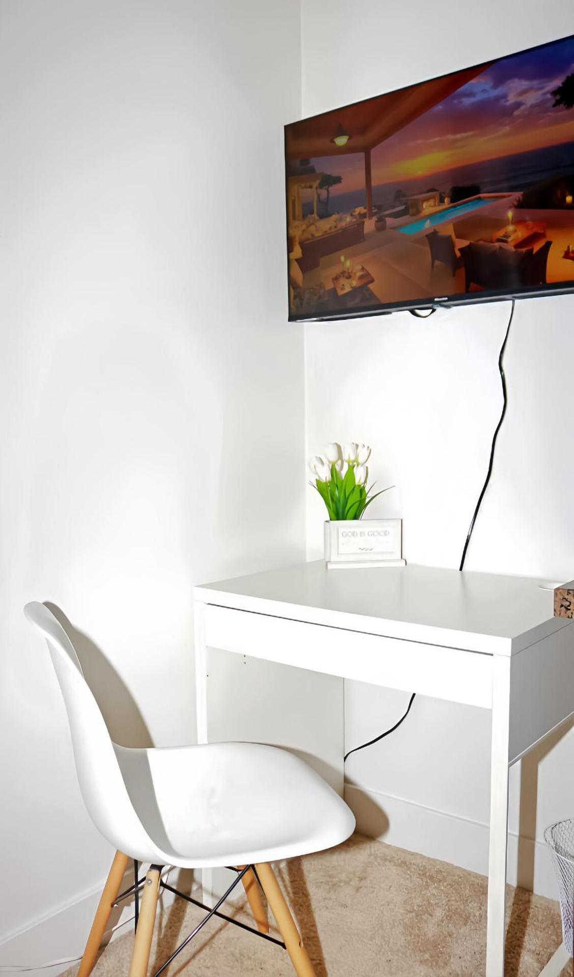 Studio Luxury Marina del Rey with parking gym pool