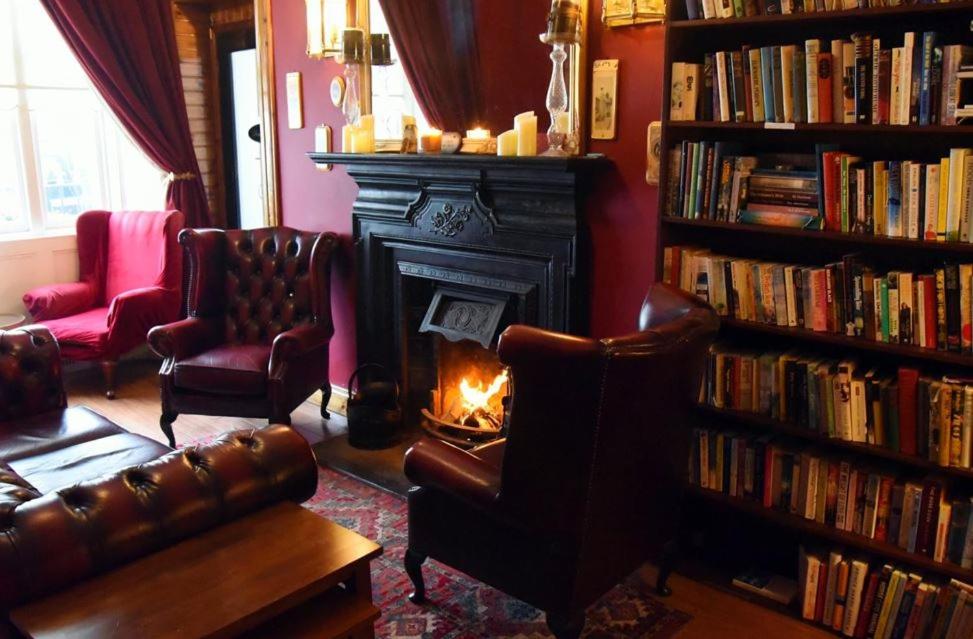 Communal lounge/ TV room