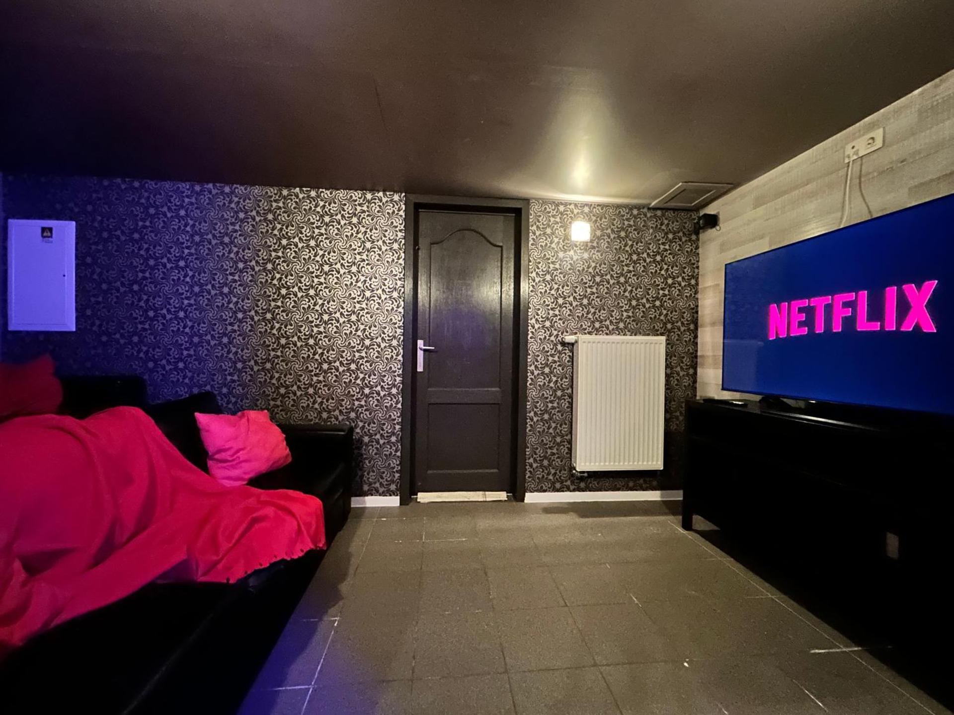 Communal lounge/ TV room