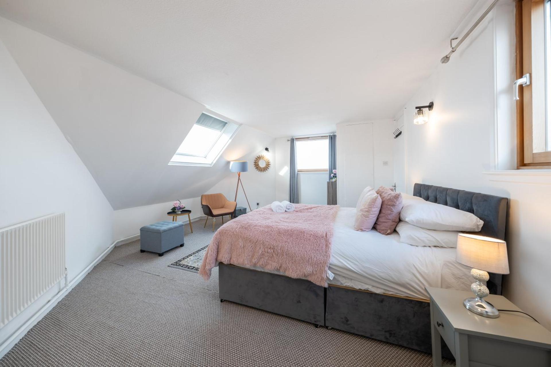 3 Bed Luxury Property in Chelsea, 2 King Size Bed, 1 Double Bed, ideal for families