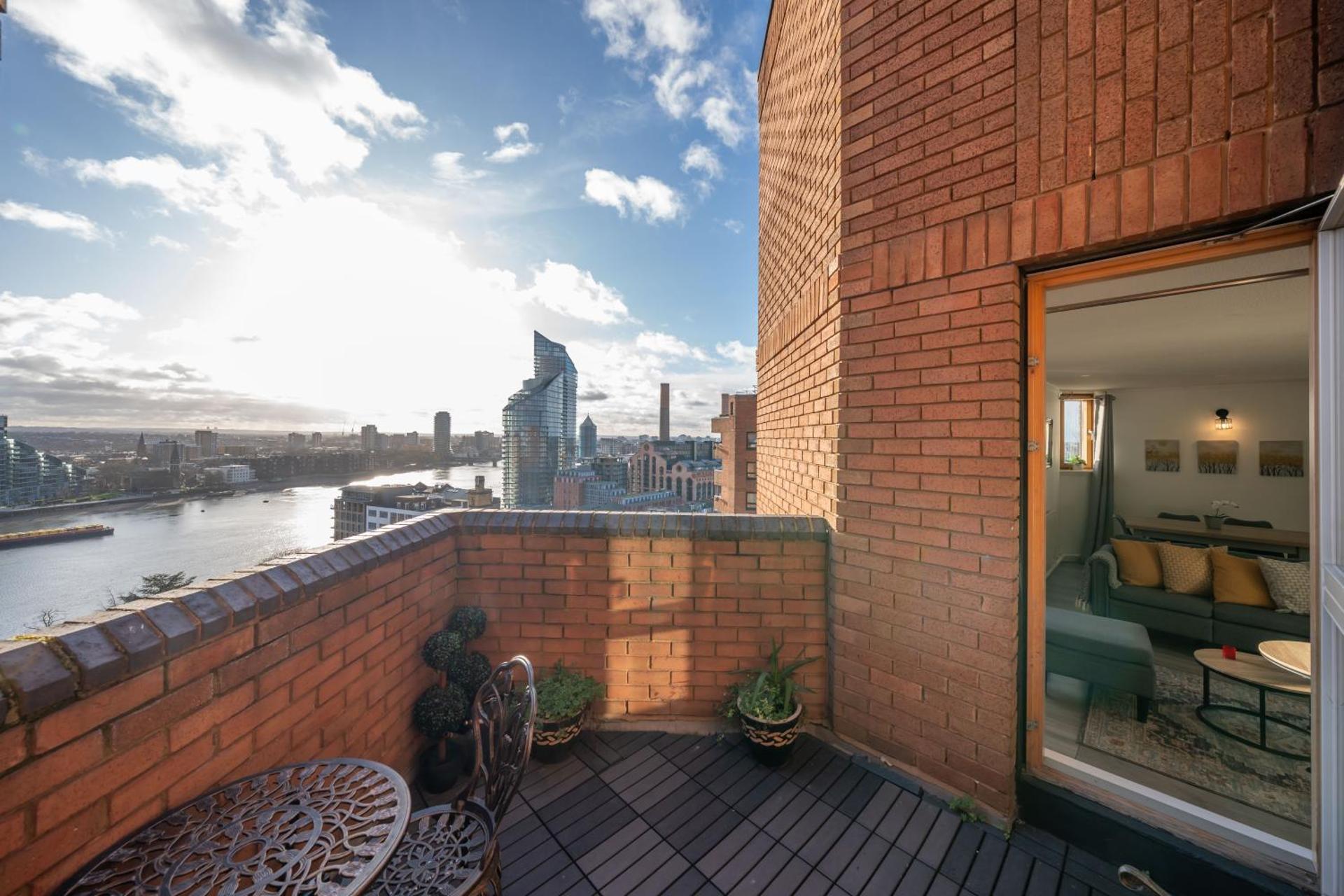 3 Bed Luxury Property in Chelsea, 2 King Size Bed, 1 Double Bed, ideal for families