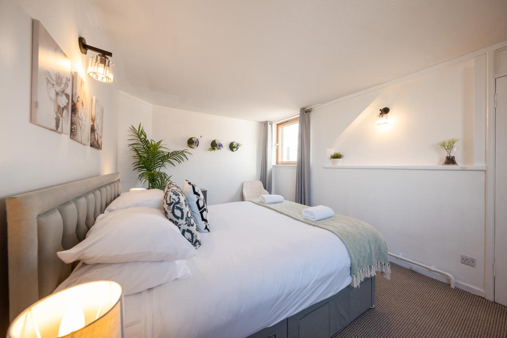 3 Bed Luxury Property in Chelsea, 2 King Size Bed, 1 Double Bed, ideal for families