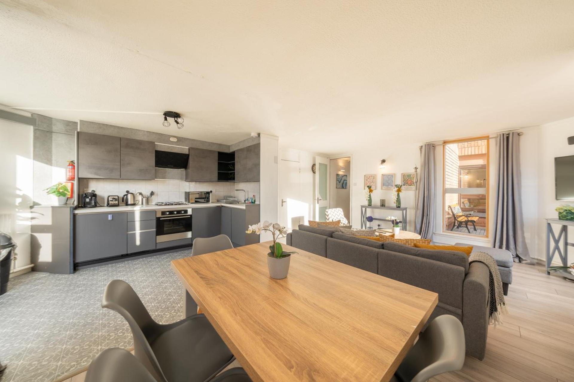 3 Bed Luxury Property in Chelsea, 2 King Size Bed, 1 Double Bed, ideal for families