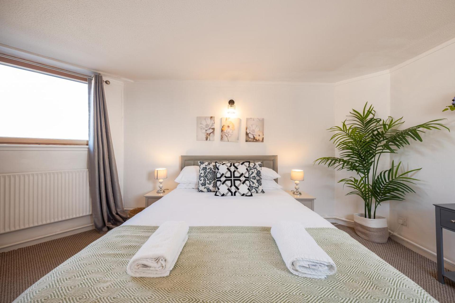 3 Bed Luxury Property in Chelsea, 2 King Size Bed, 1 Double Bed, ideal for families