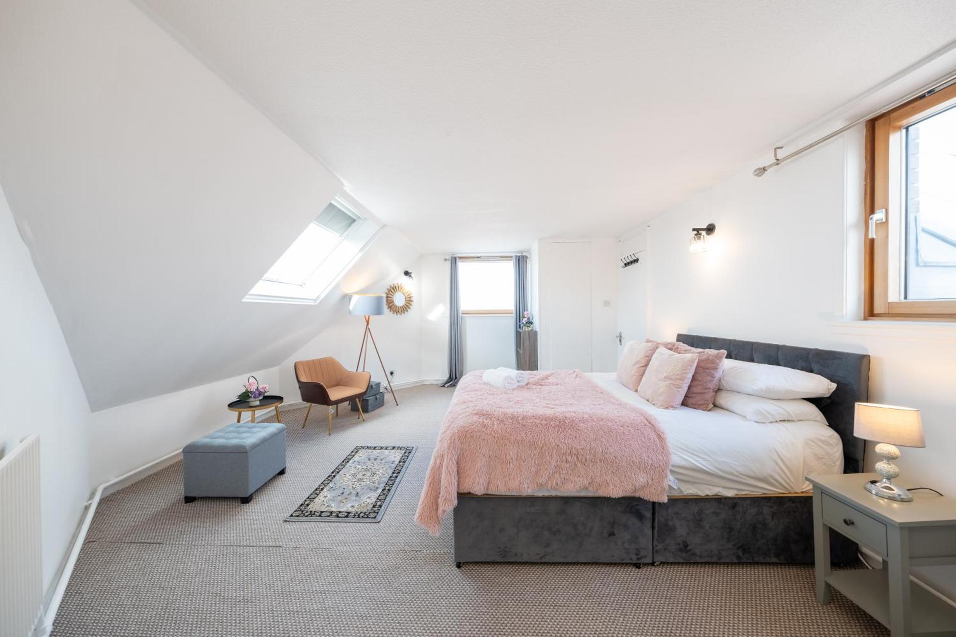 3 Bed Luxury Property in Chelsea, 2 King Size Bed, 1 Double Bed, ideal for families