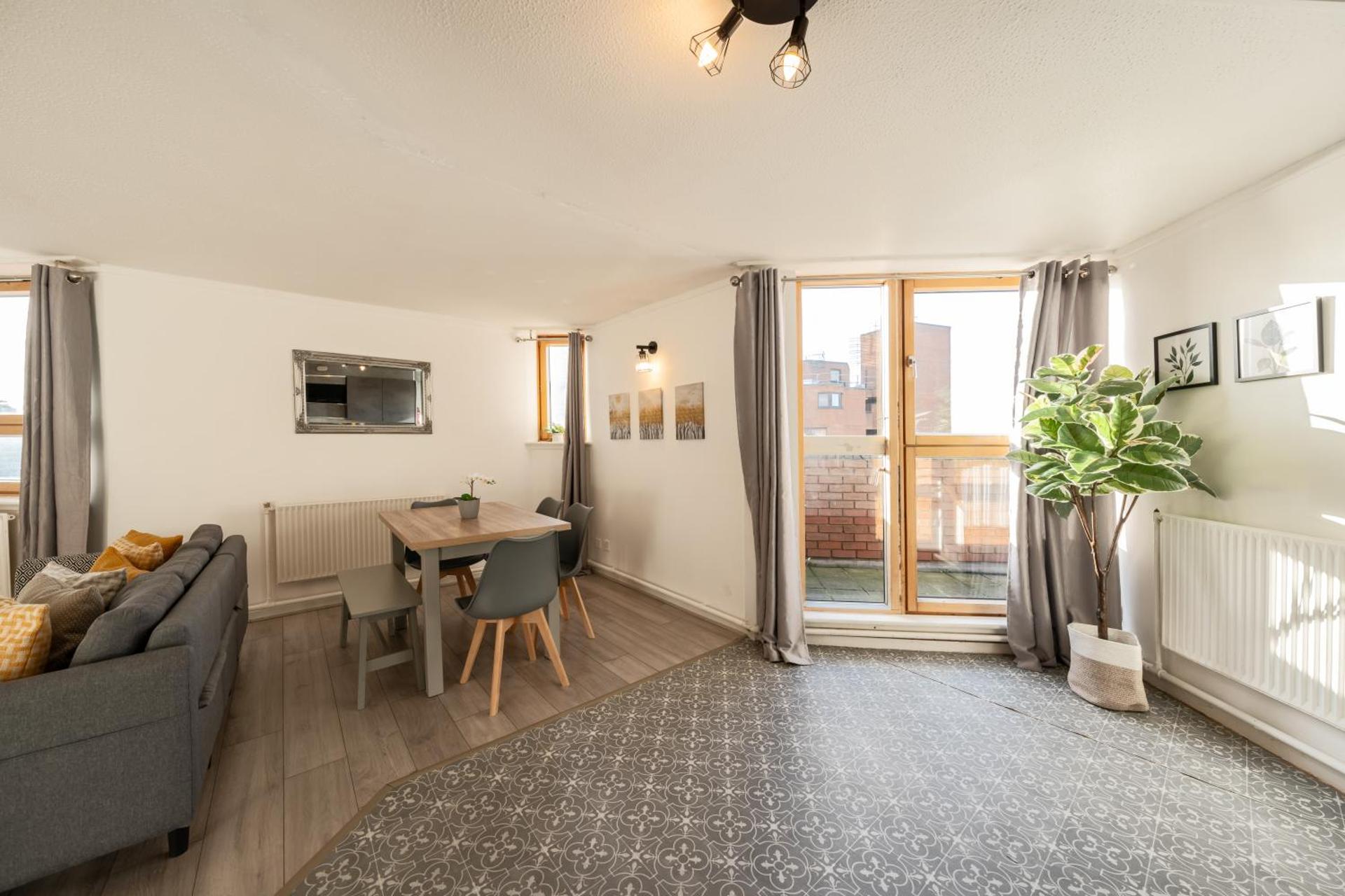 3 Bed Luxury Property in Chelsea, 2 King Size Bed, 1 Double Bed, ideal for families