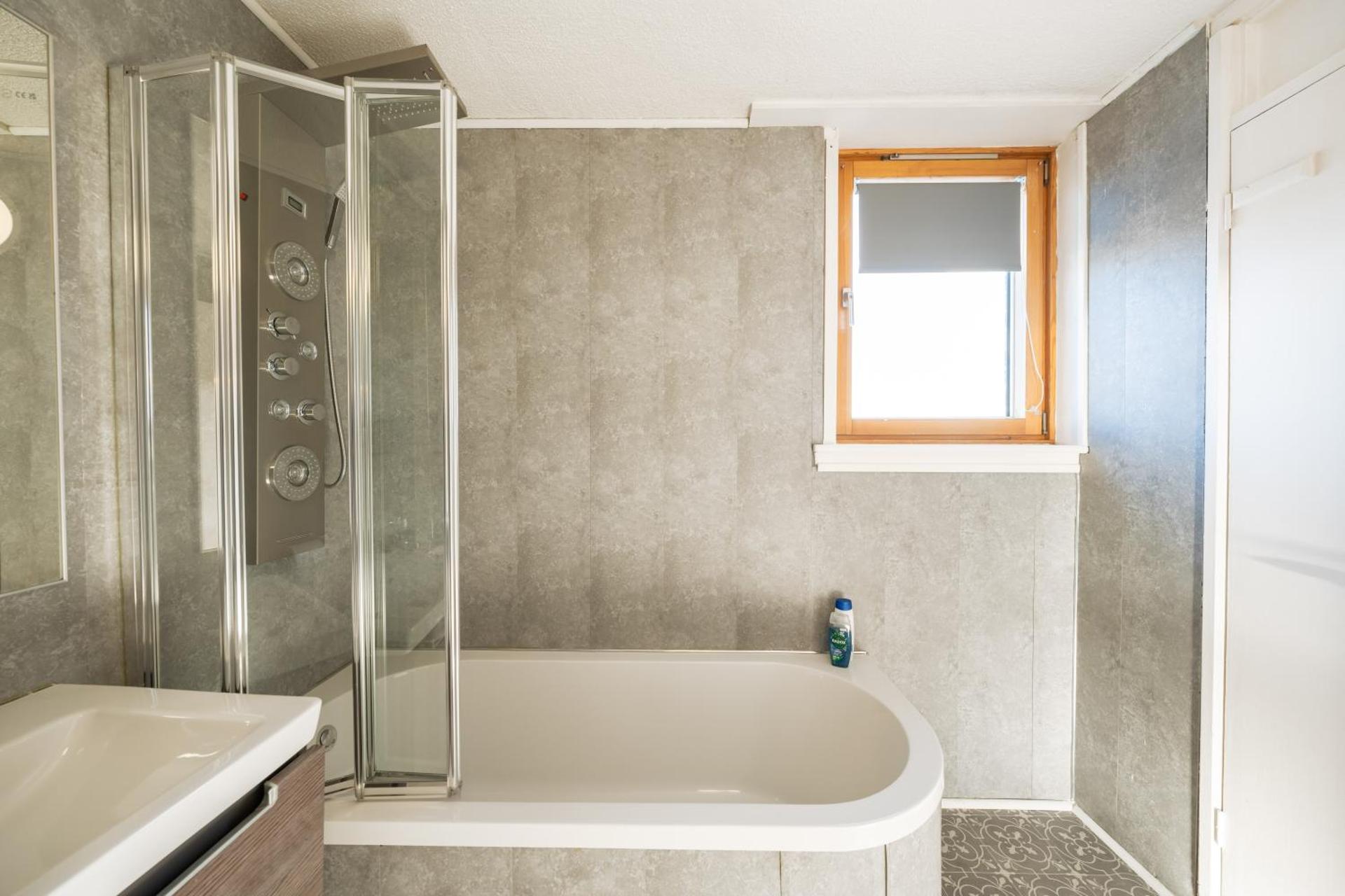 3 Bed Luxury Property in Chelsea, 2 King Size Bed, 1 Double Bed, ideal for families