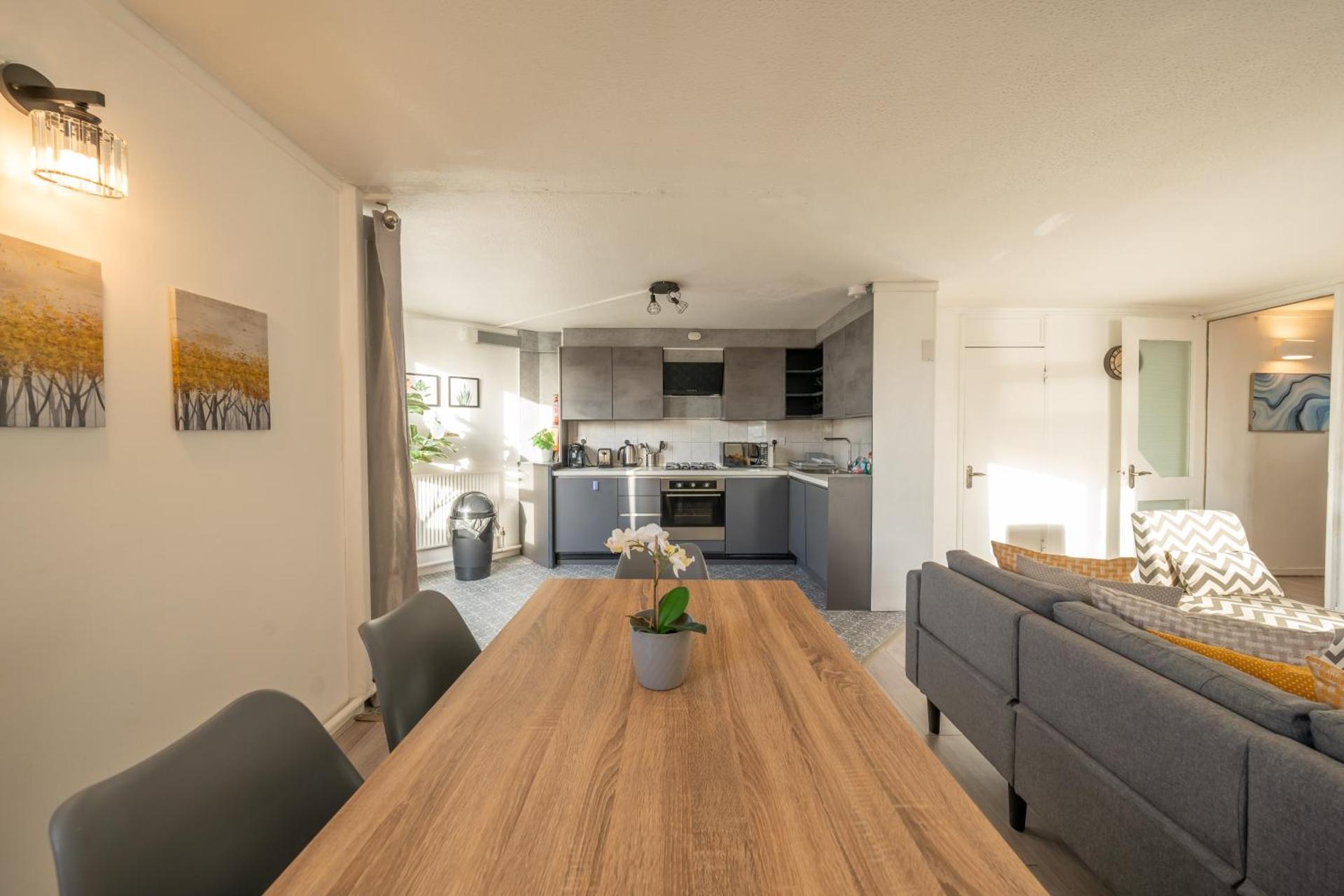 3 Bed Luxury Property in Chelsea, 2 King Size Bed, 1 Double Bed, ideal for families