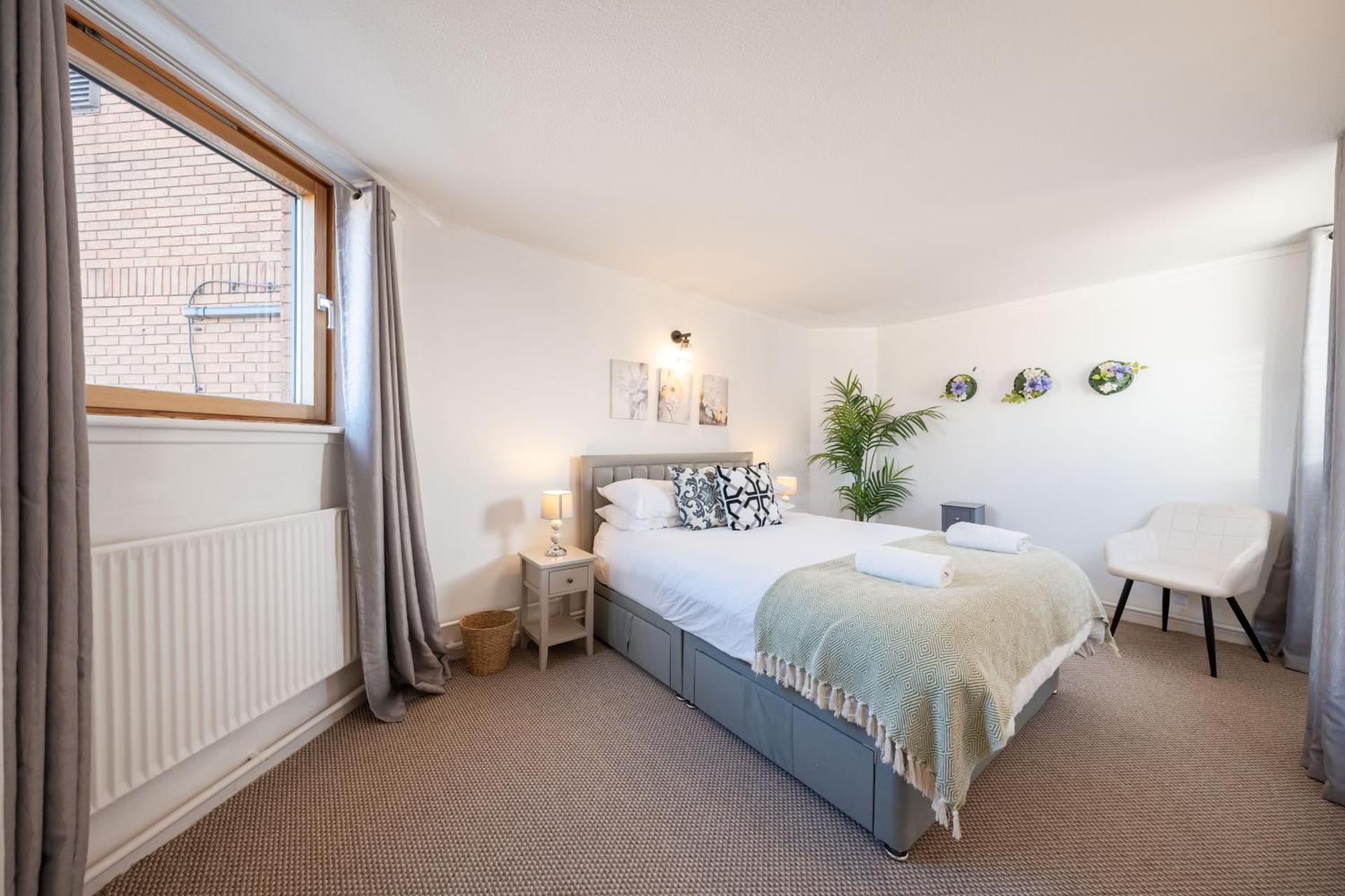 3 Bed Luxury Property in Chelsea, 2 King Size Bed, 1 Double Bed, ideal for families