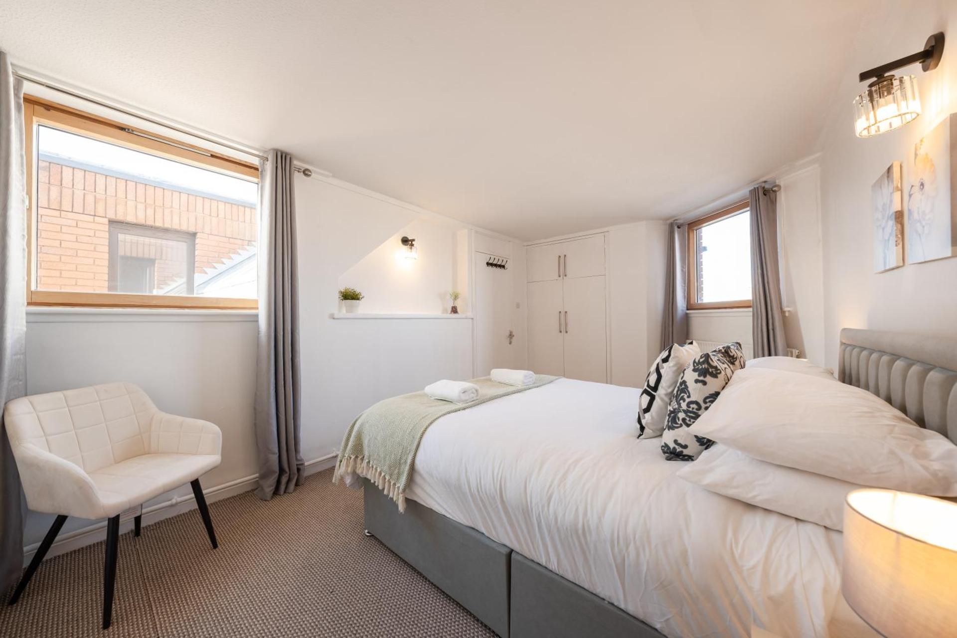 3 Bed Luxury Property in Chelsea, 2 King Size Bed, 1 Double Bed, ideal for families