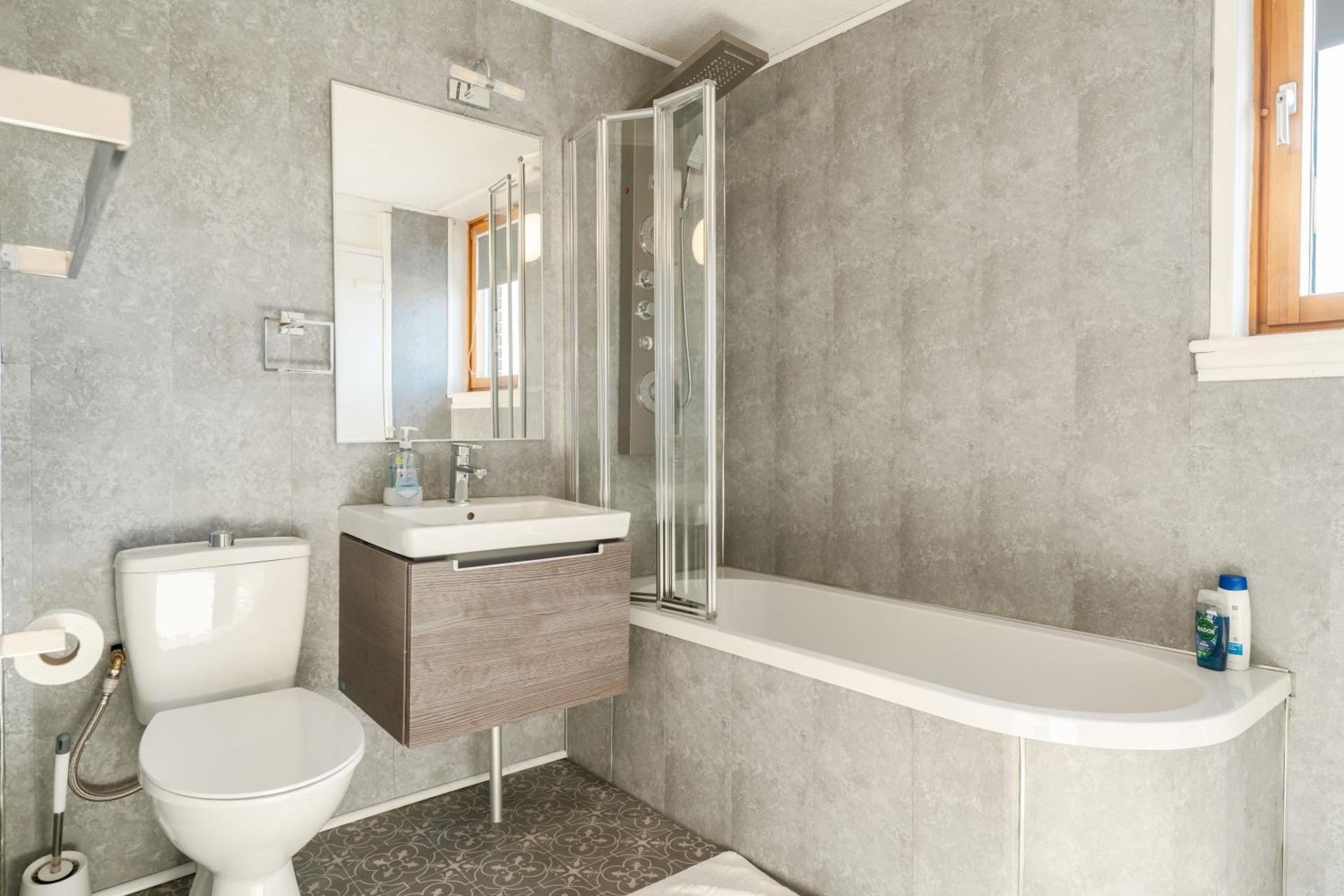 3 Bed Luxury Property in Chelsea, 2 King Size Bed, 1 Double Bed, ideal for families