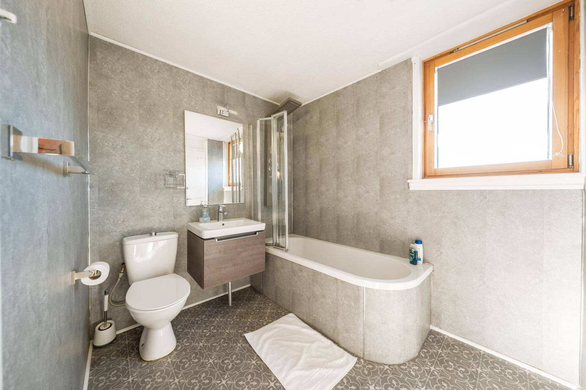 3 Bed Luxury Property in Chelsea, 2 King Size Bed, 1 Double Bed, ideal for families