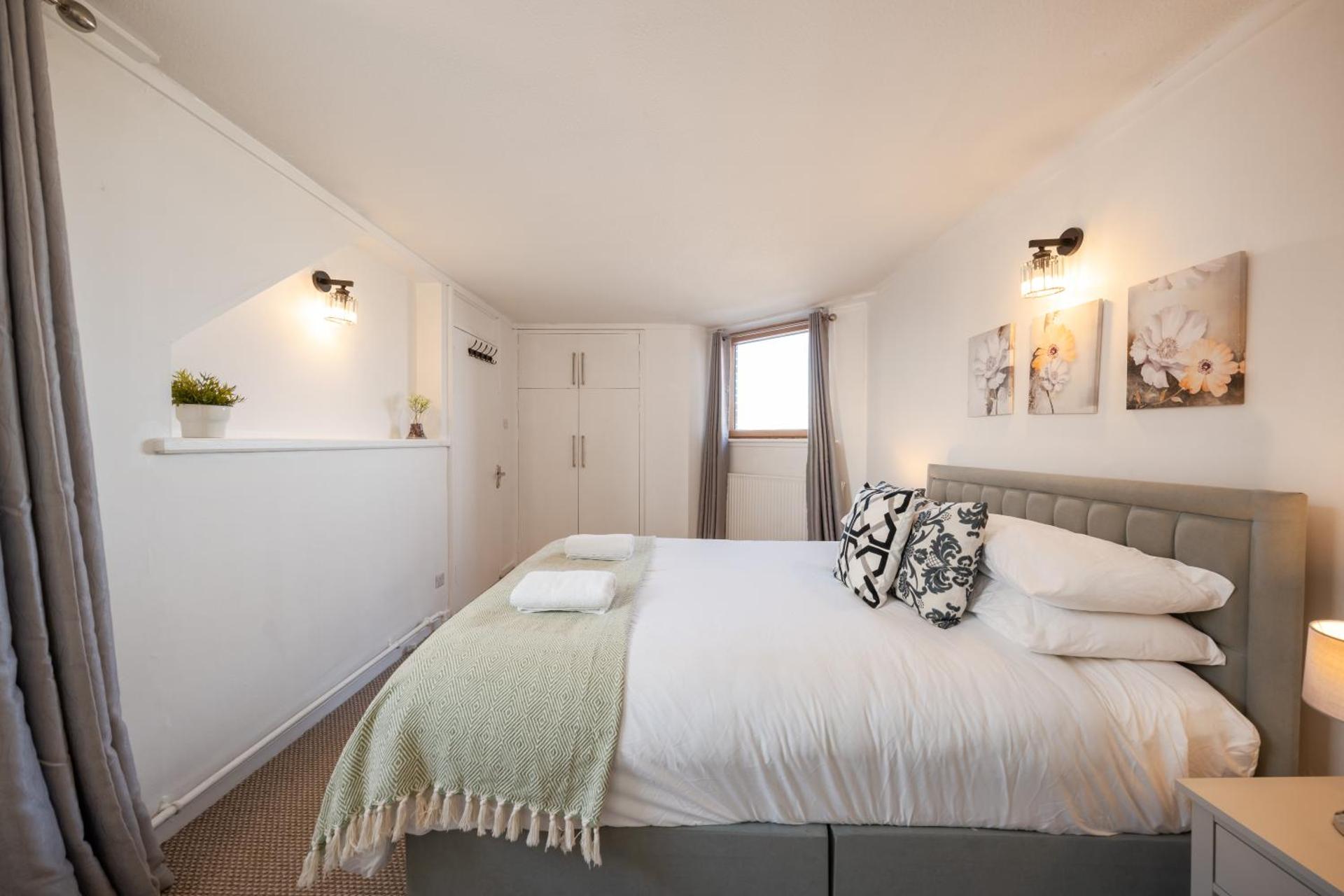 3 Bed Luxury Property in Chelsea, 2 King Size Bed, 1 Double Bed, ideal for families