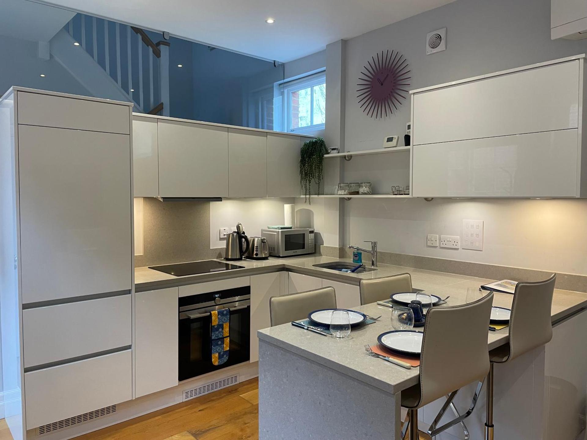 Charming & Cosy Town Centre Home with Parking