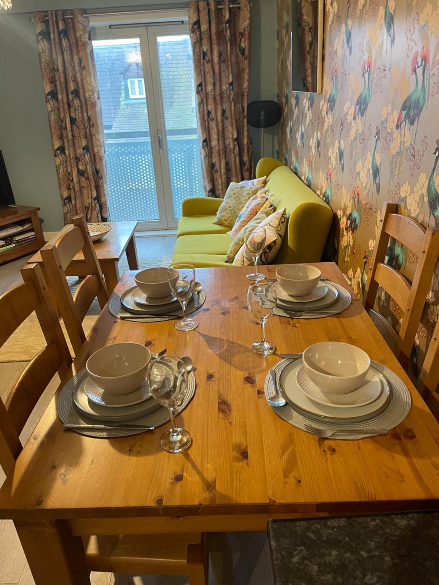 Light & bright, centrally located apartment