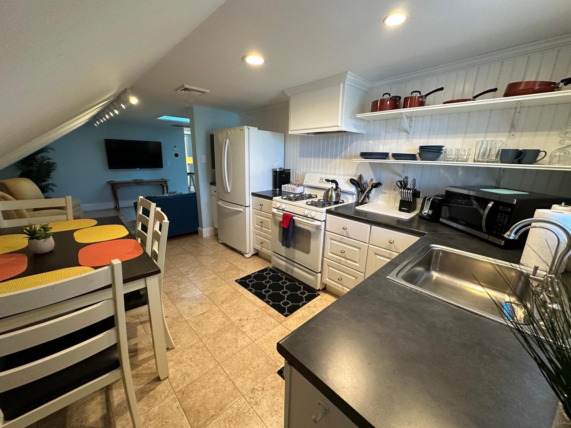 86 Dr Marcus House - Popular Broadway Area