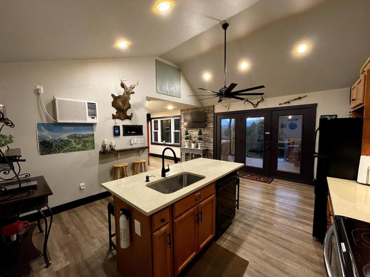 Twin Oaks Cabin at Linville, Private, New remodel