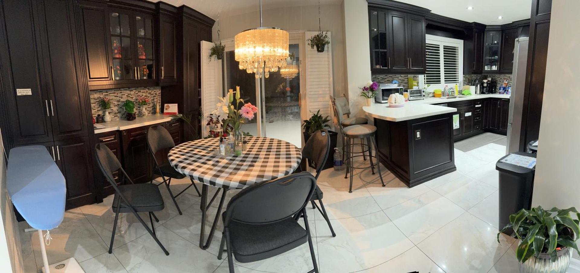 F3 Spacious room with 2 queen beds and TV