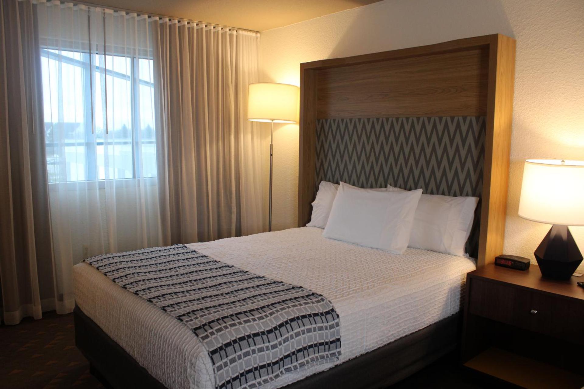 Queen Room with Two Queen Beds and Poolside - Non-Smoking