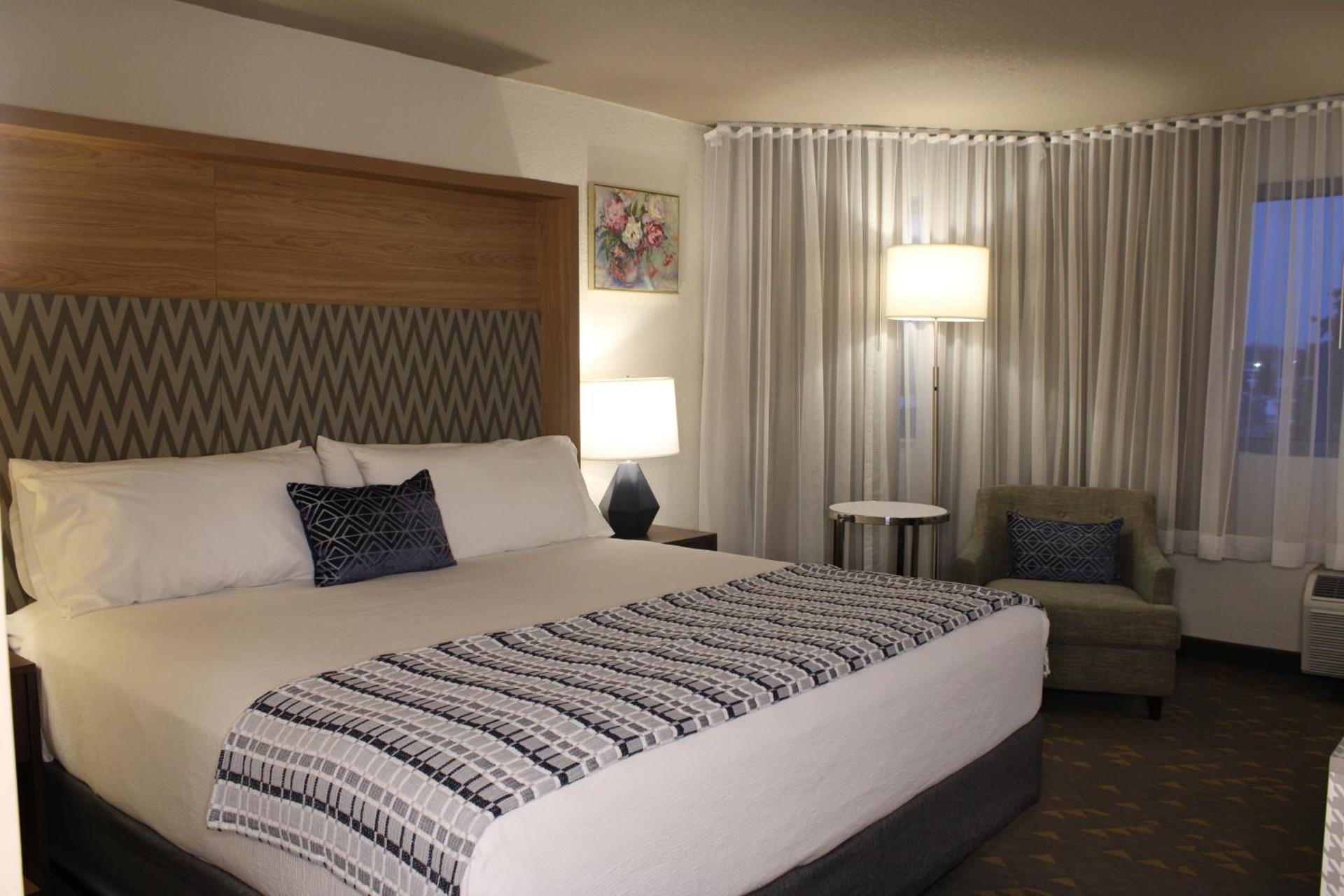 King Room with Mobility/Hearing Access and Roll-In Shower, Non-Smoking