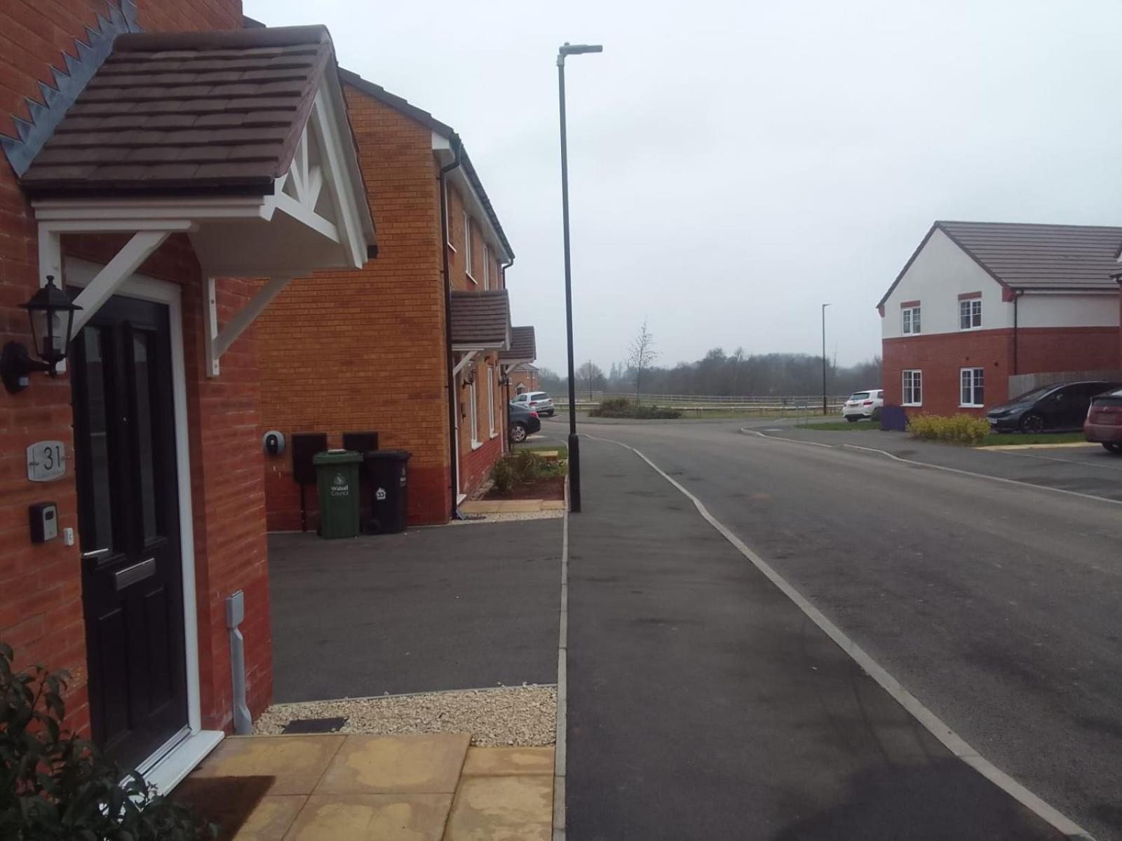 Home away at Ideal home, Executive Four Bedroom Detached House, Garden, Ideal for Contractors, Family and Group