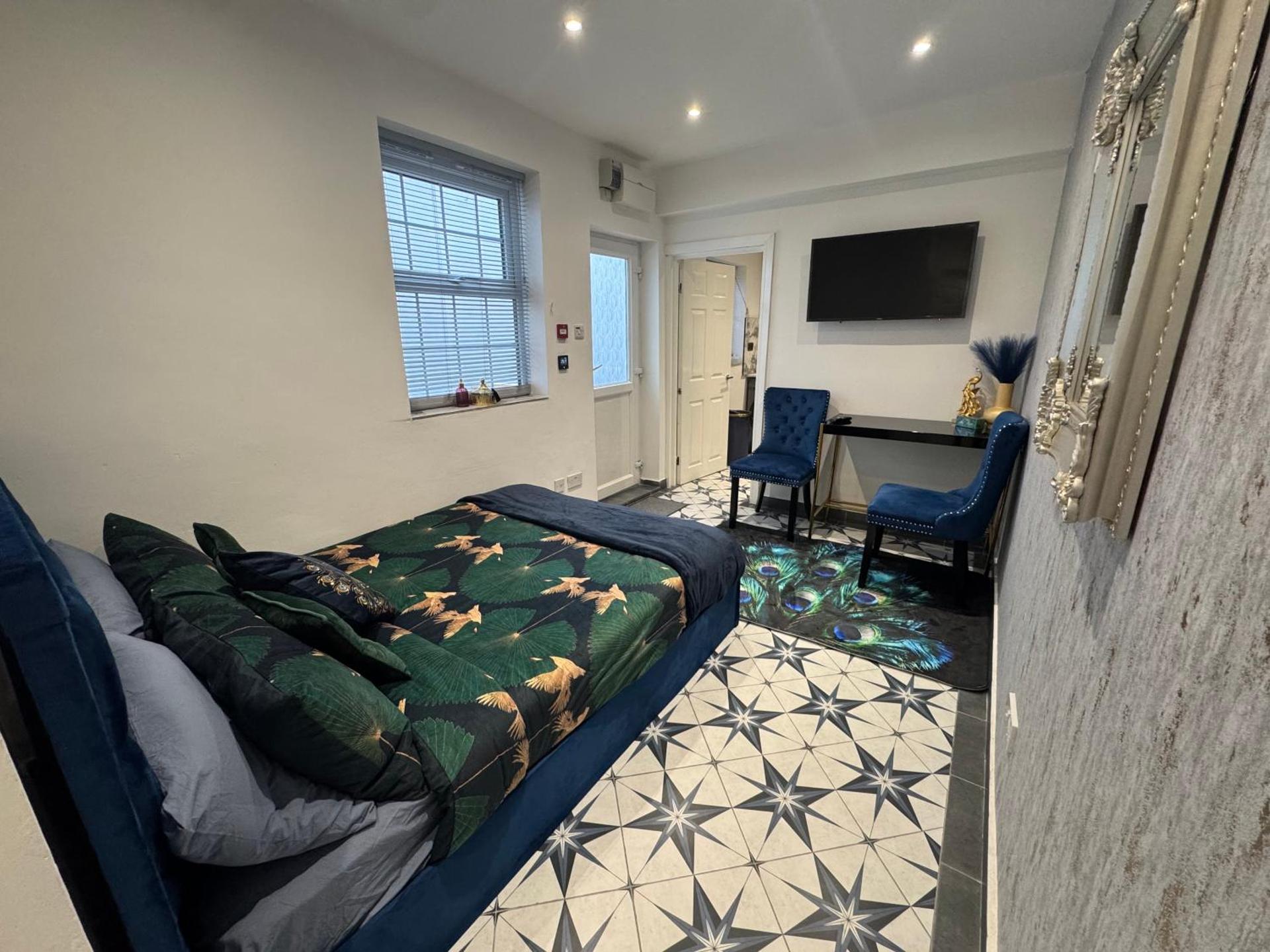 Marble blue flat, City of Gloucester