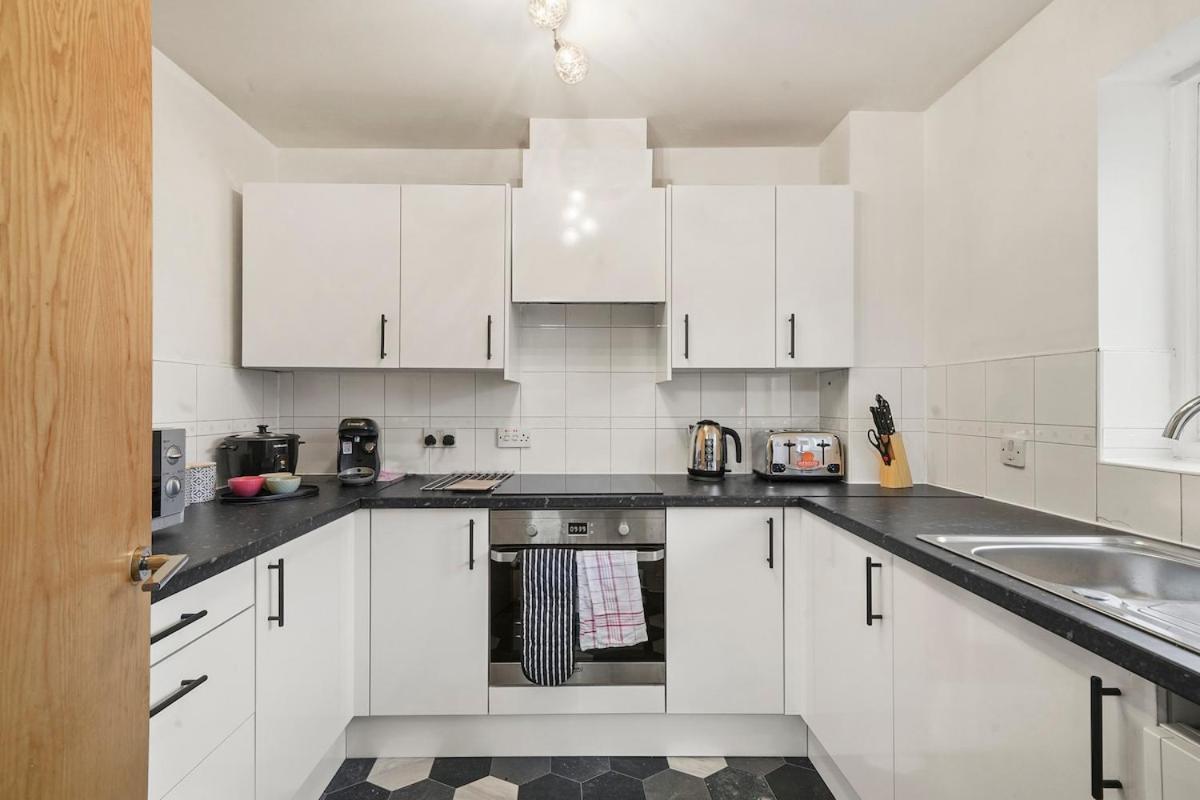 Comfortable 2-Bed Flat, Free Parking, near Excel