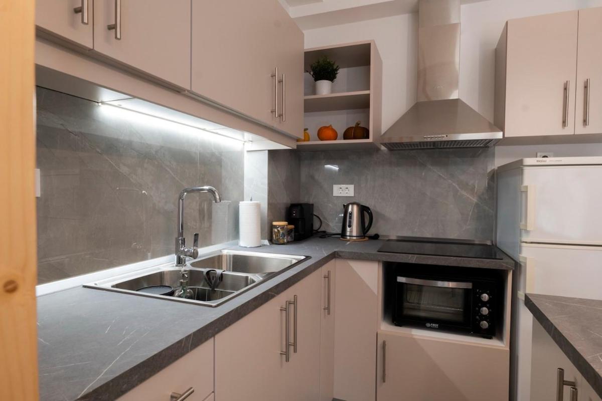 Minimal Trikala Escape