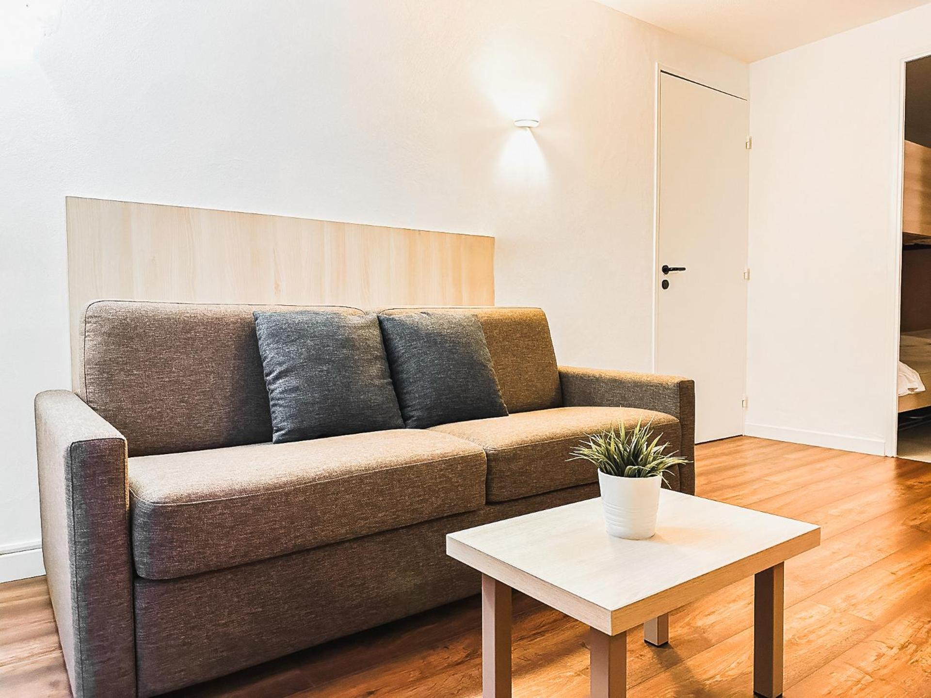 Communicating studios 6-8 people