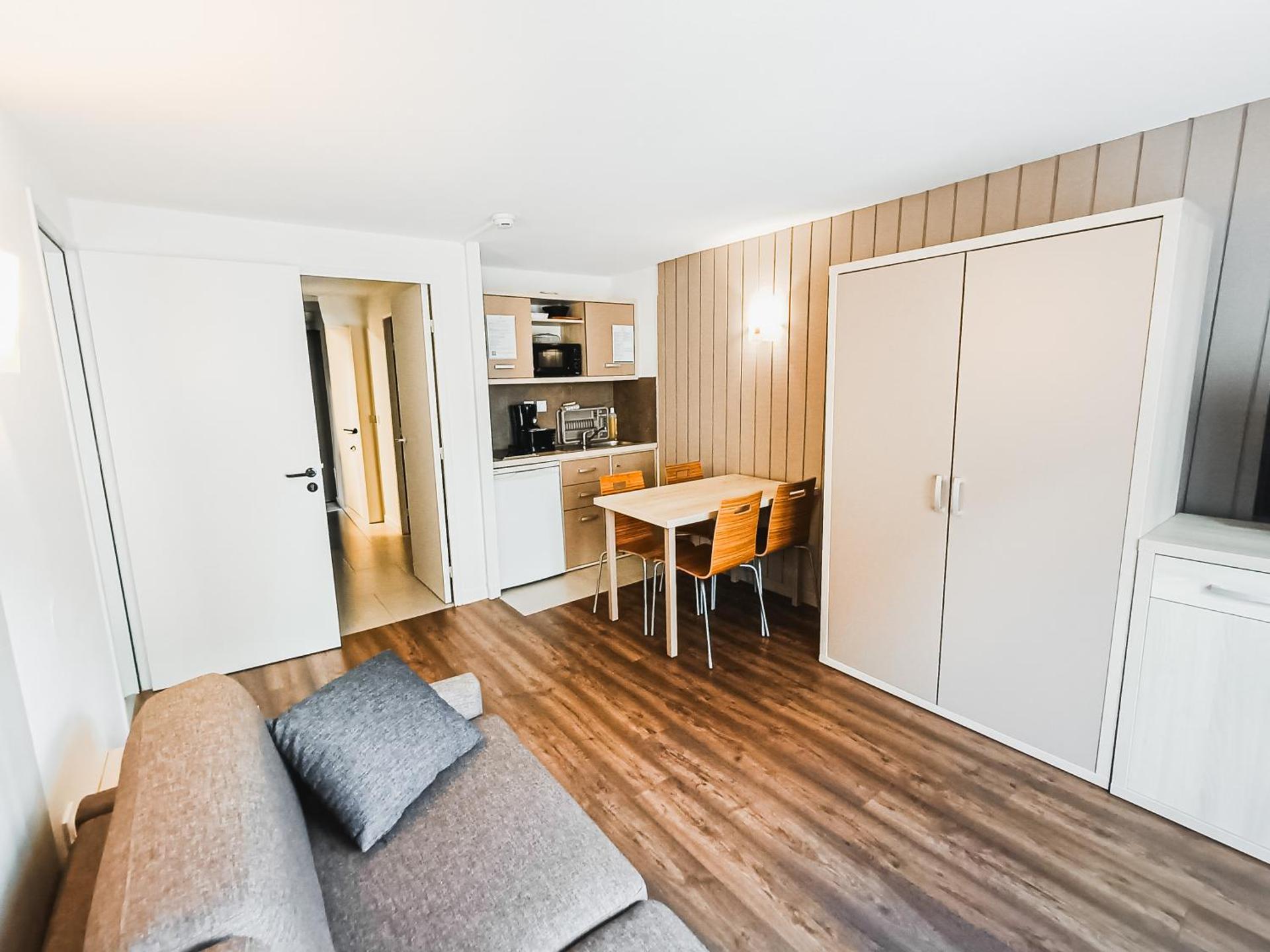 Communicating studios 6-8 people