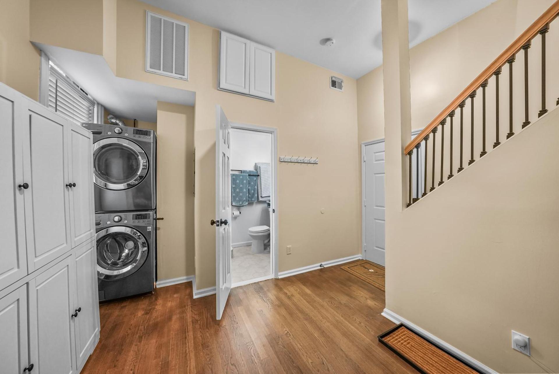 Free Parking -2BR,2Bath, 4Beds, Sleeps 6, 10 Min to NYC, 10 Min to Path