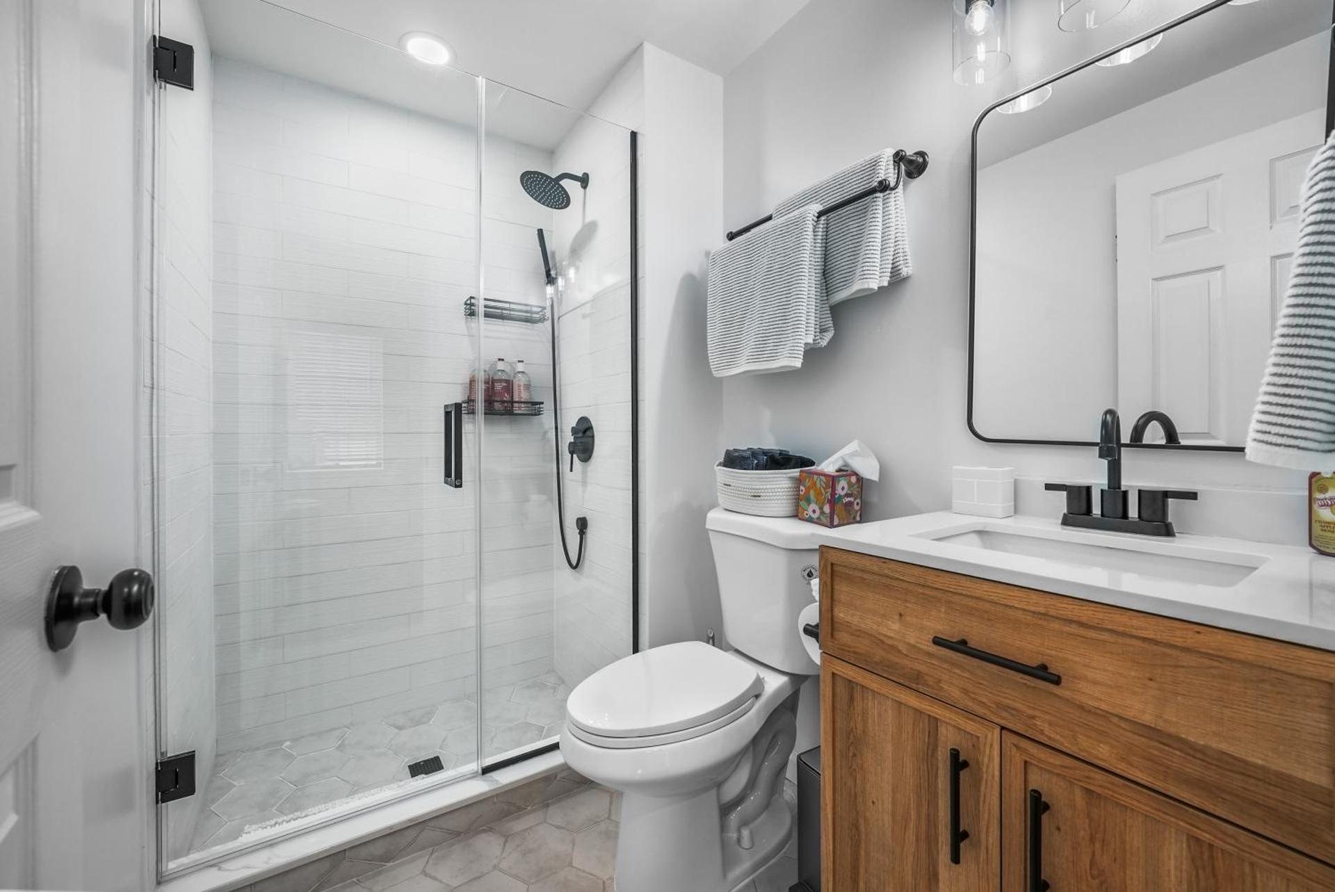 Free Parking -2BR,2Bath, 4Beds, Sleeps 6, 10 Min to NYC, 10 Min to Path