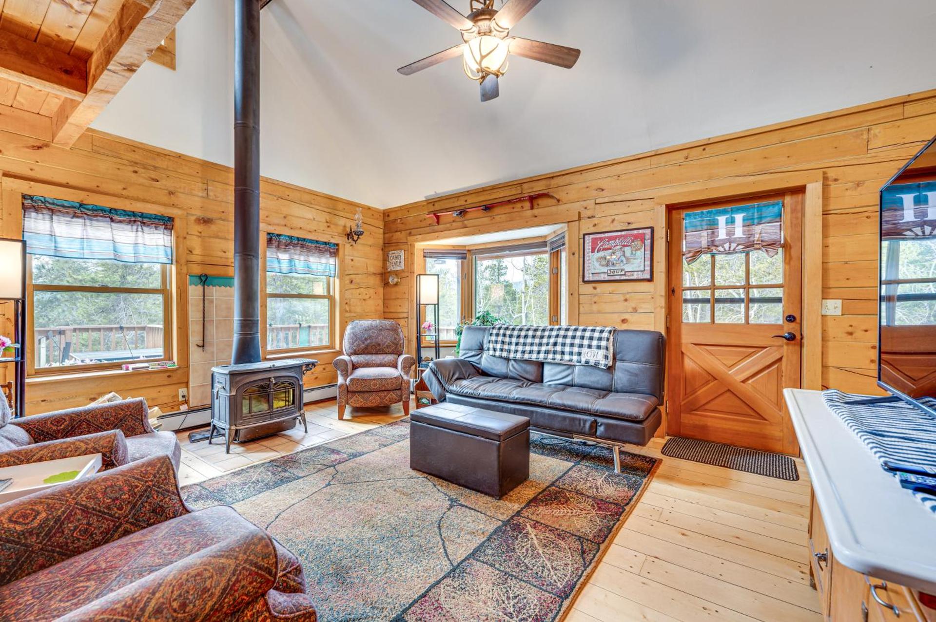 Deck, Fire Pit and Grill Log Cabin in Black Hawk