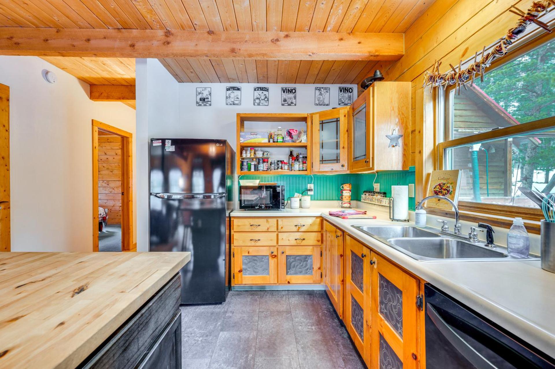 Deck, Fire Pit and Grill Log Cabin in Black Hawk