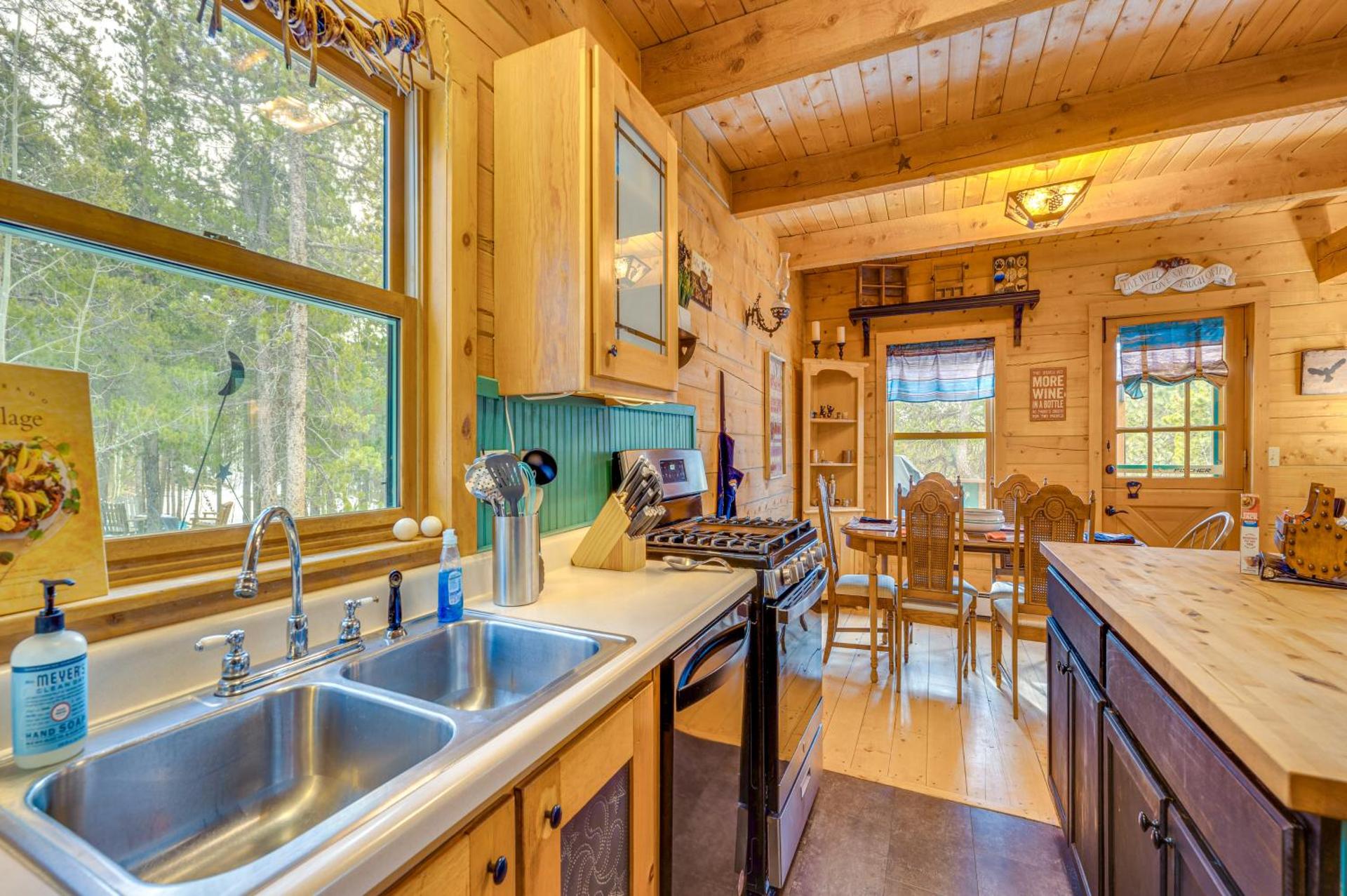 Deck, Fire Pit and Grill Log Cabin in Black Hawk