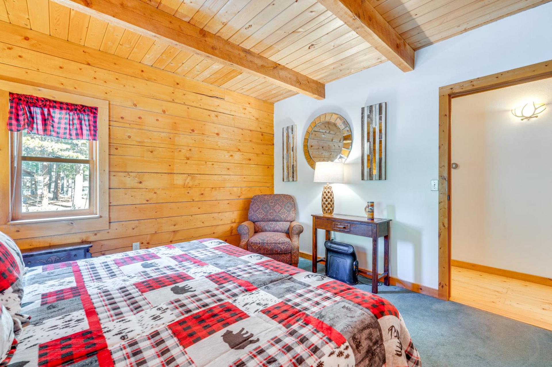 Deck, Fire Pit and Grill Log Cabin in Black Hawk